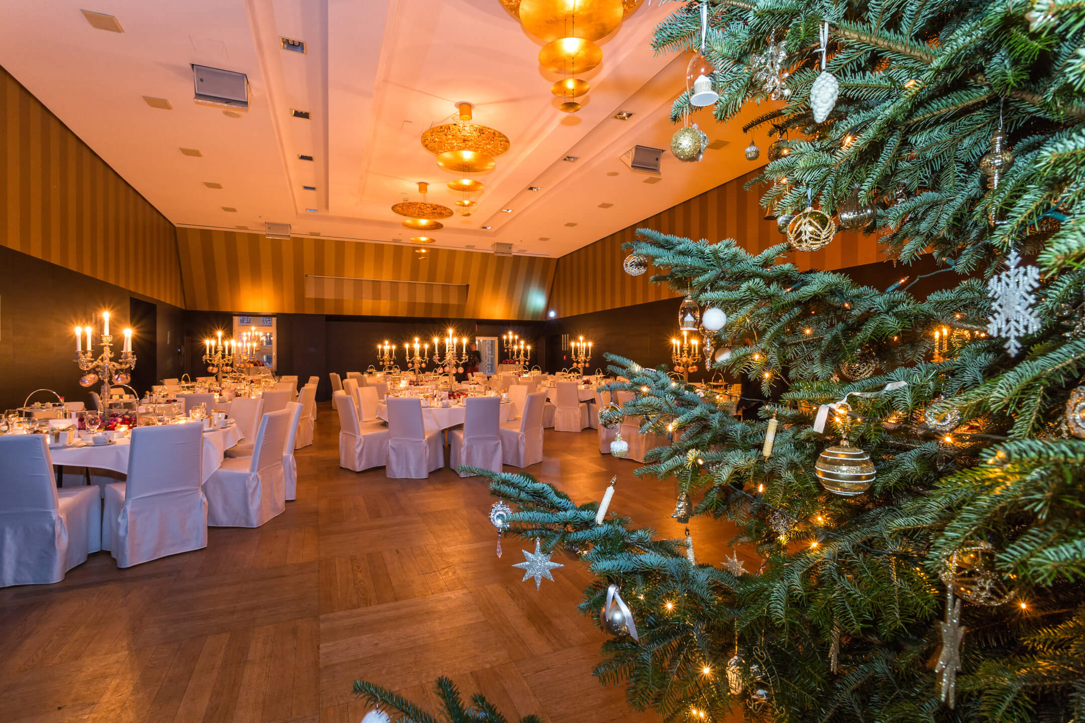 Goldener Saal mit Weihnachtsbaum