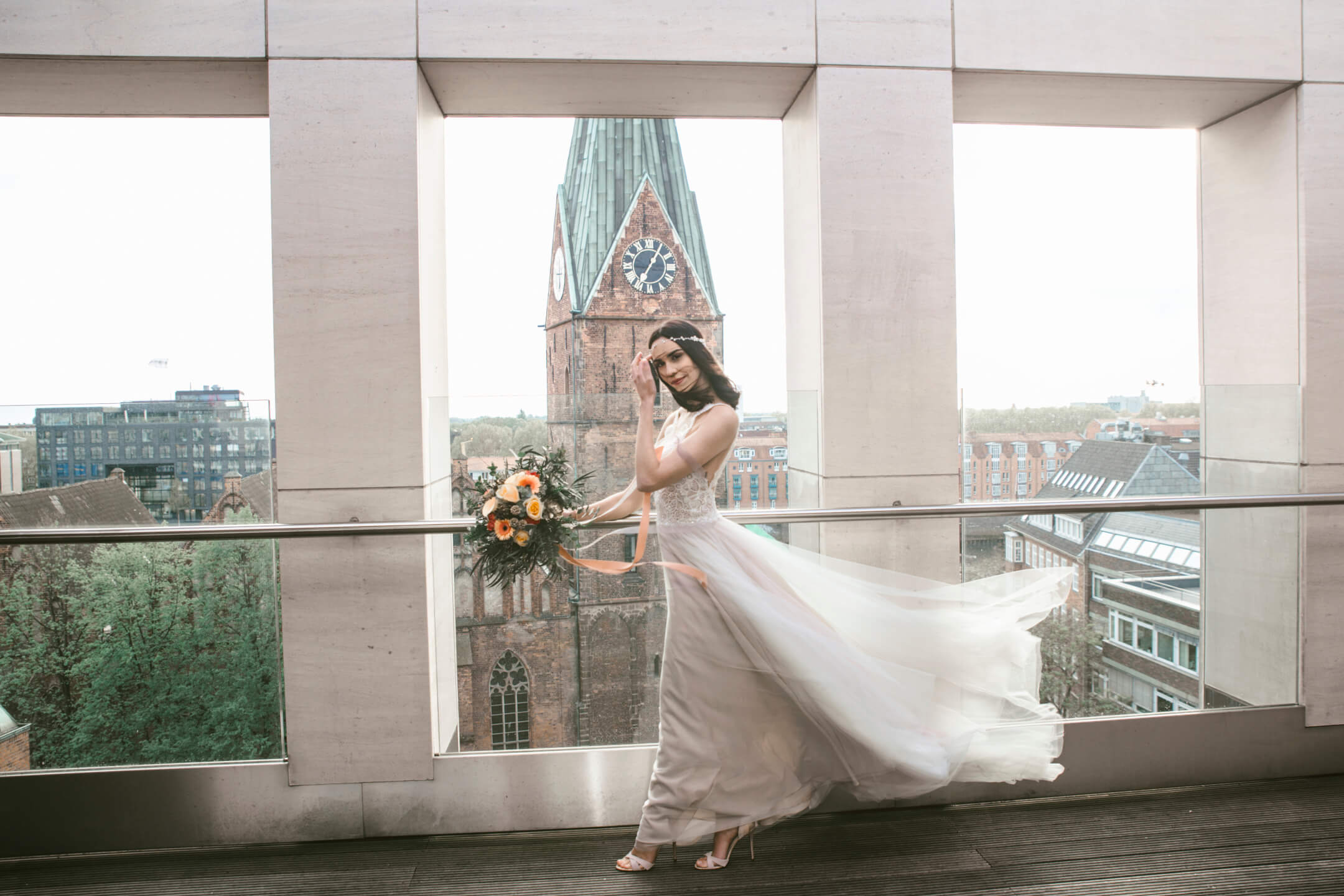bride in the winde on the rooftop lounge at the ATLANTIC Grand Hotel Bremen