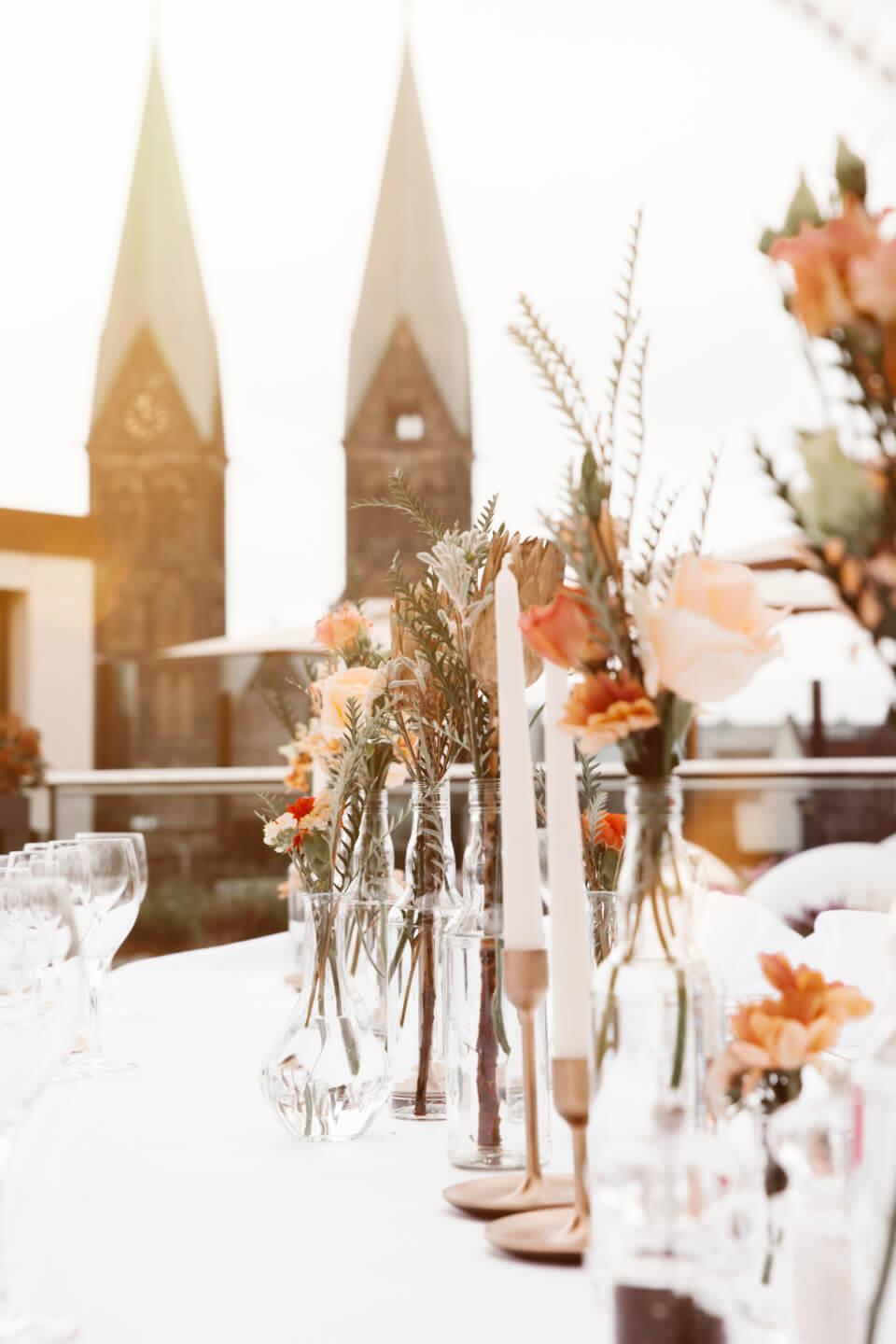 summery weddingdecoration with a view to the St. Petri church