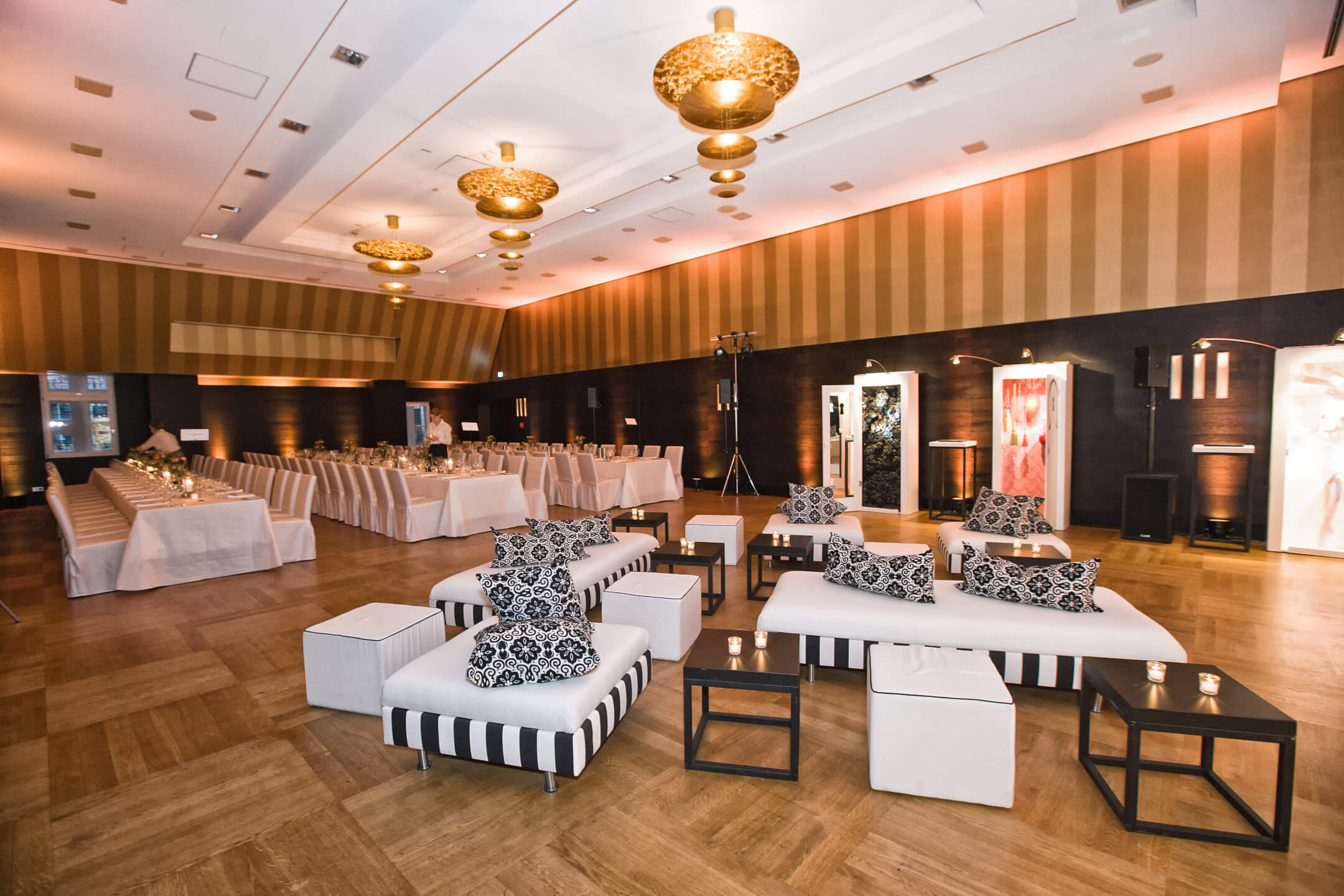 Lounge Ecke und Hochzeitstafeln im Goldenen Saal 