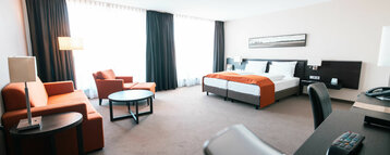 Blick auf das barrierefreie Zimmer mit Schreibtisch und Sitzecke