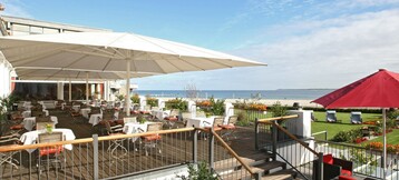 ATLANTIC Grand Hotel Travemünde Terrasse mit Blick auf die Ostsee