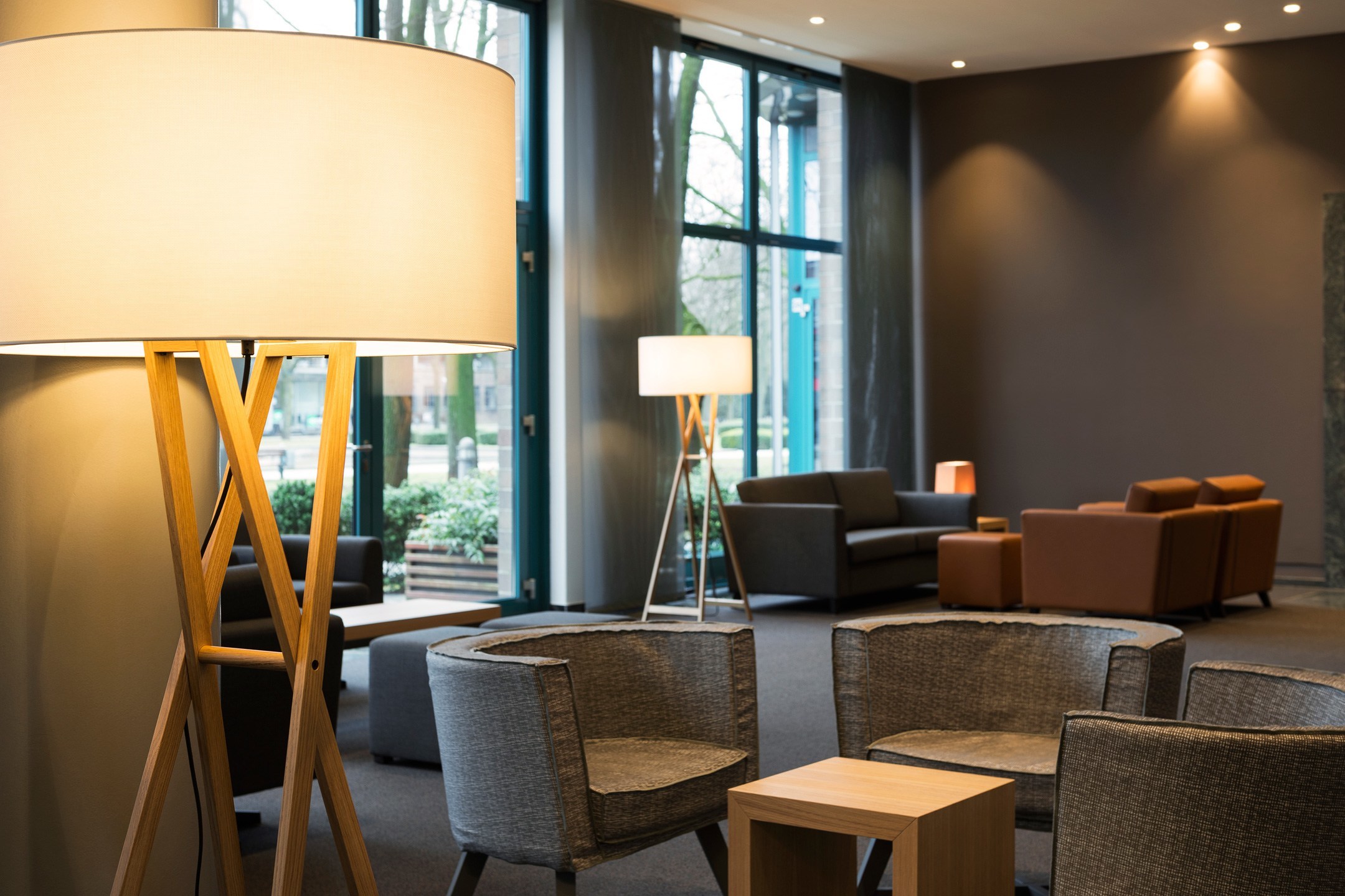 Gemütliche Hotellobby des ATLANTIC Hotel Airport in Bremen