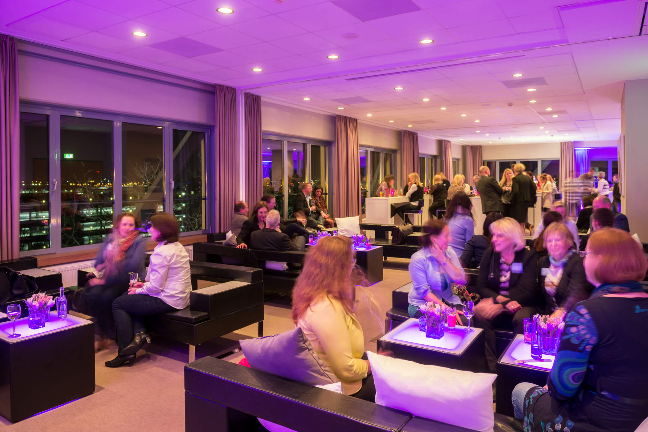 Seating areas with people in function room Lilienthal in the ATLANTIC Hotel Airport Bremen