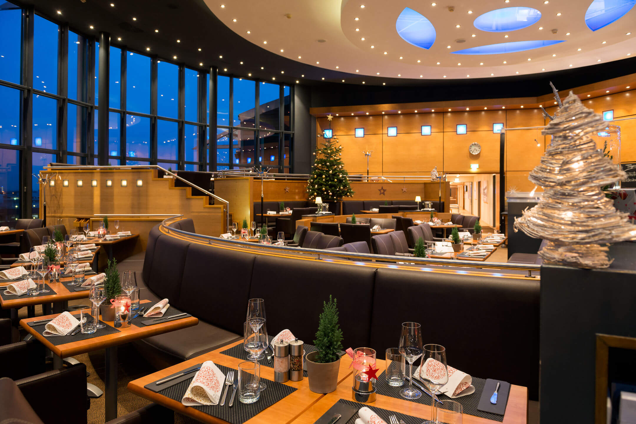 Weihnachtsdekoration im Restaurant im ATLANTIC Hotel Airport Bremen