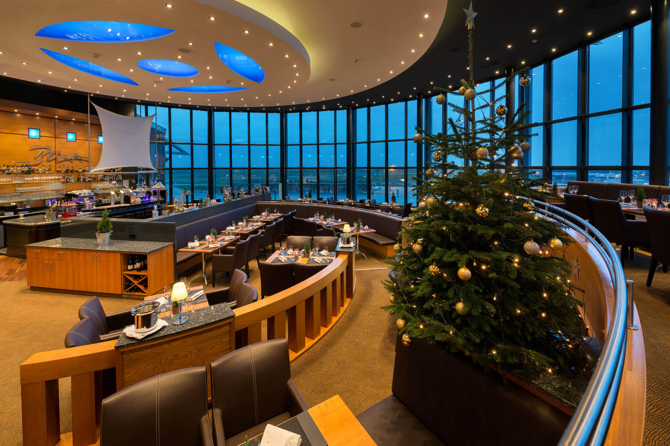 All-round view during Christmas in the BLIXX restaurant in Bremen