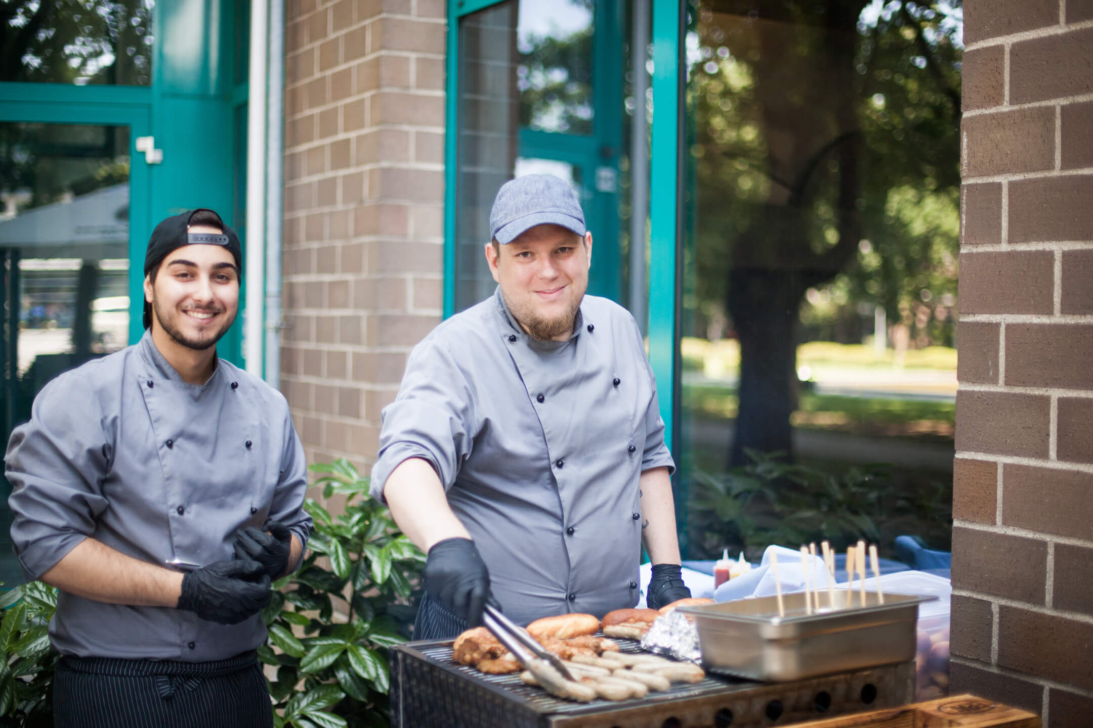 Küchenteam beim Grillen auf der Terrasse | ATLANTIC Hotel Airport Bremen