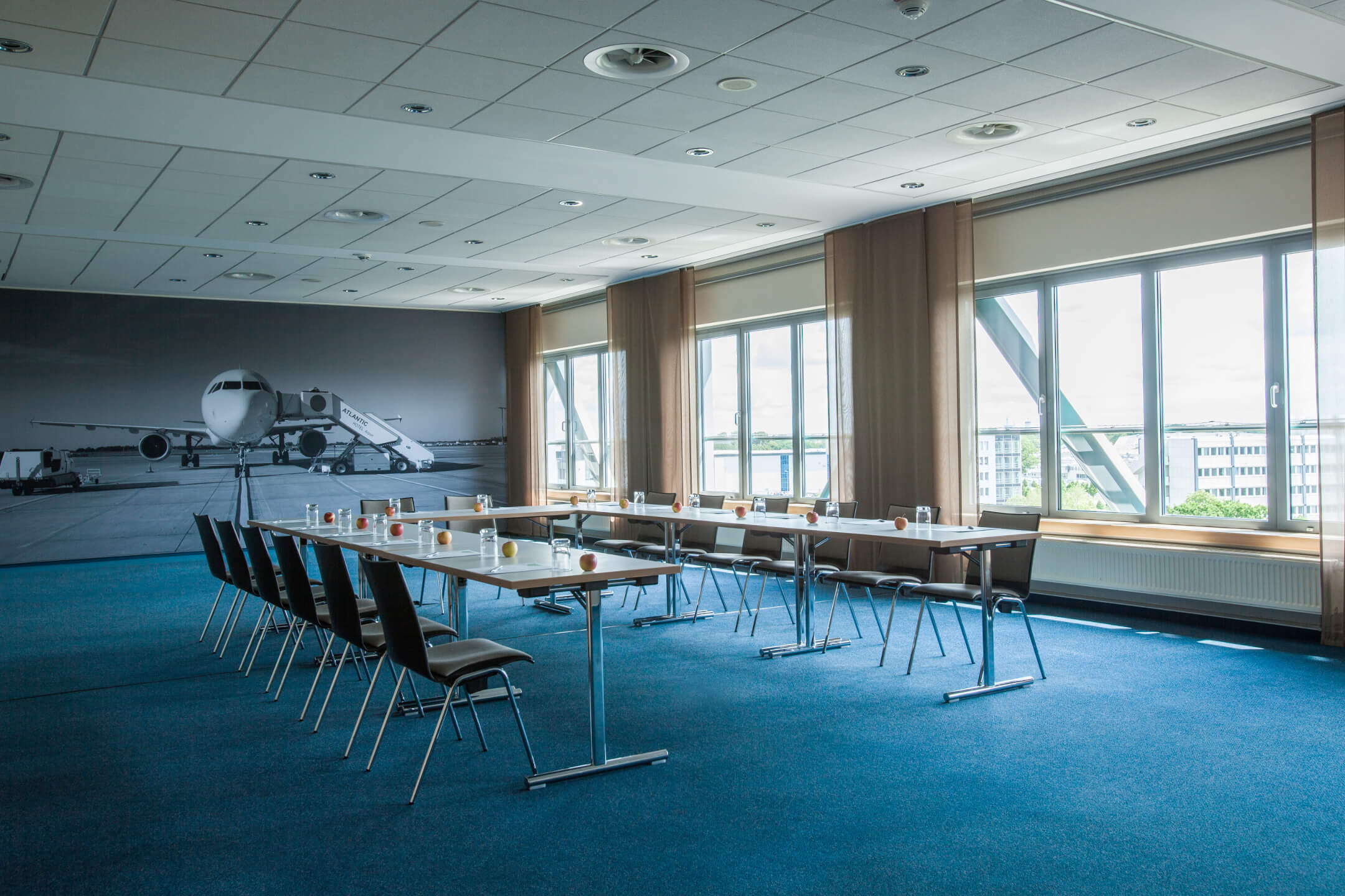 Veranstaltungsraum Armstrong, Blick Richtung Fensterfront, im ATLANTIC Hotel Airport Bremen