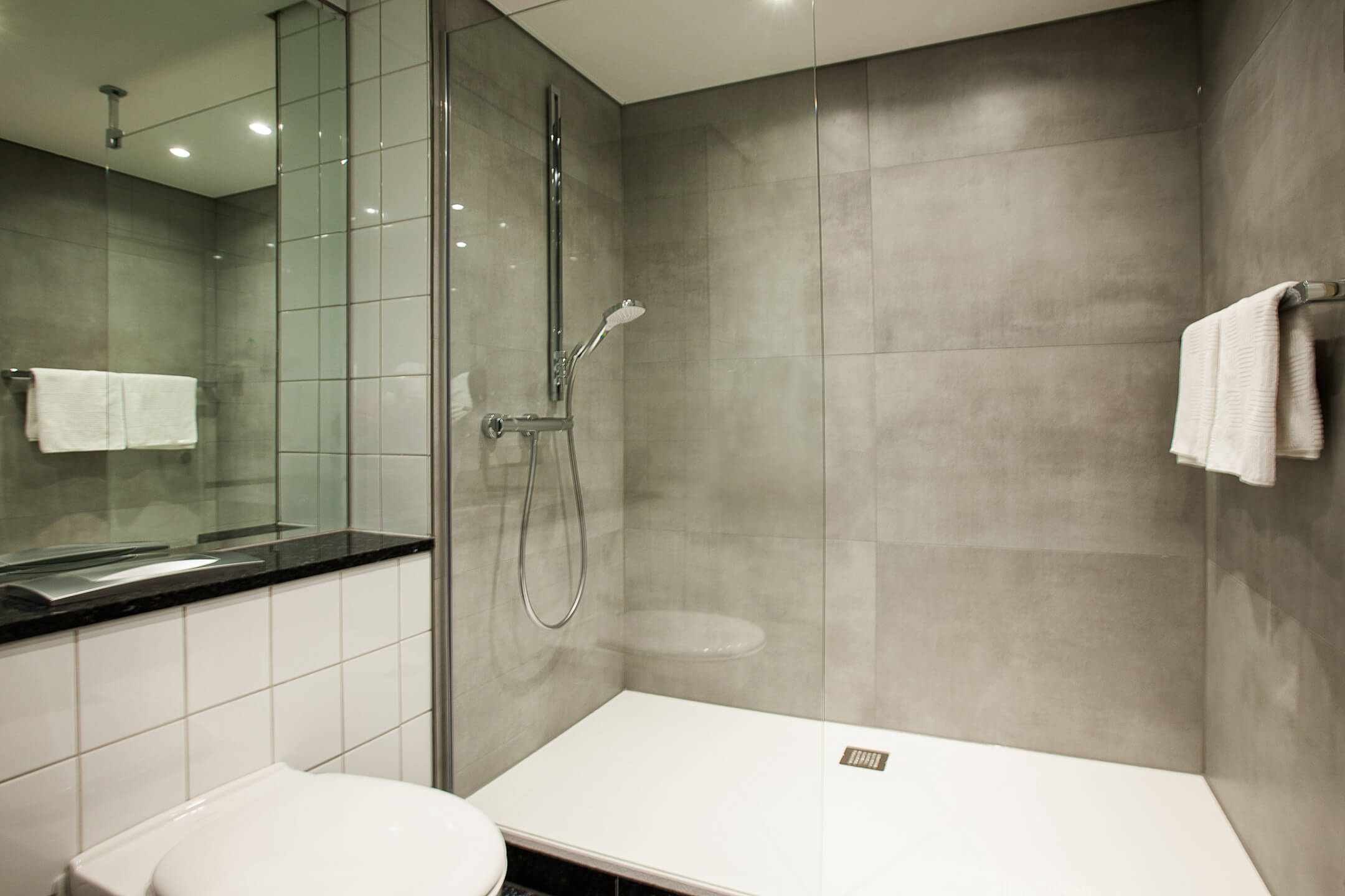 Business Zimmer Bad im ATLANTIC Hotel Airport in Bremen
