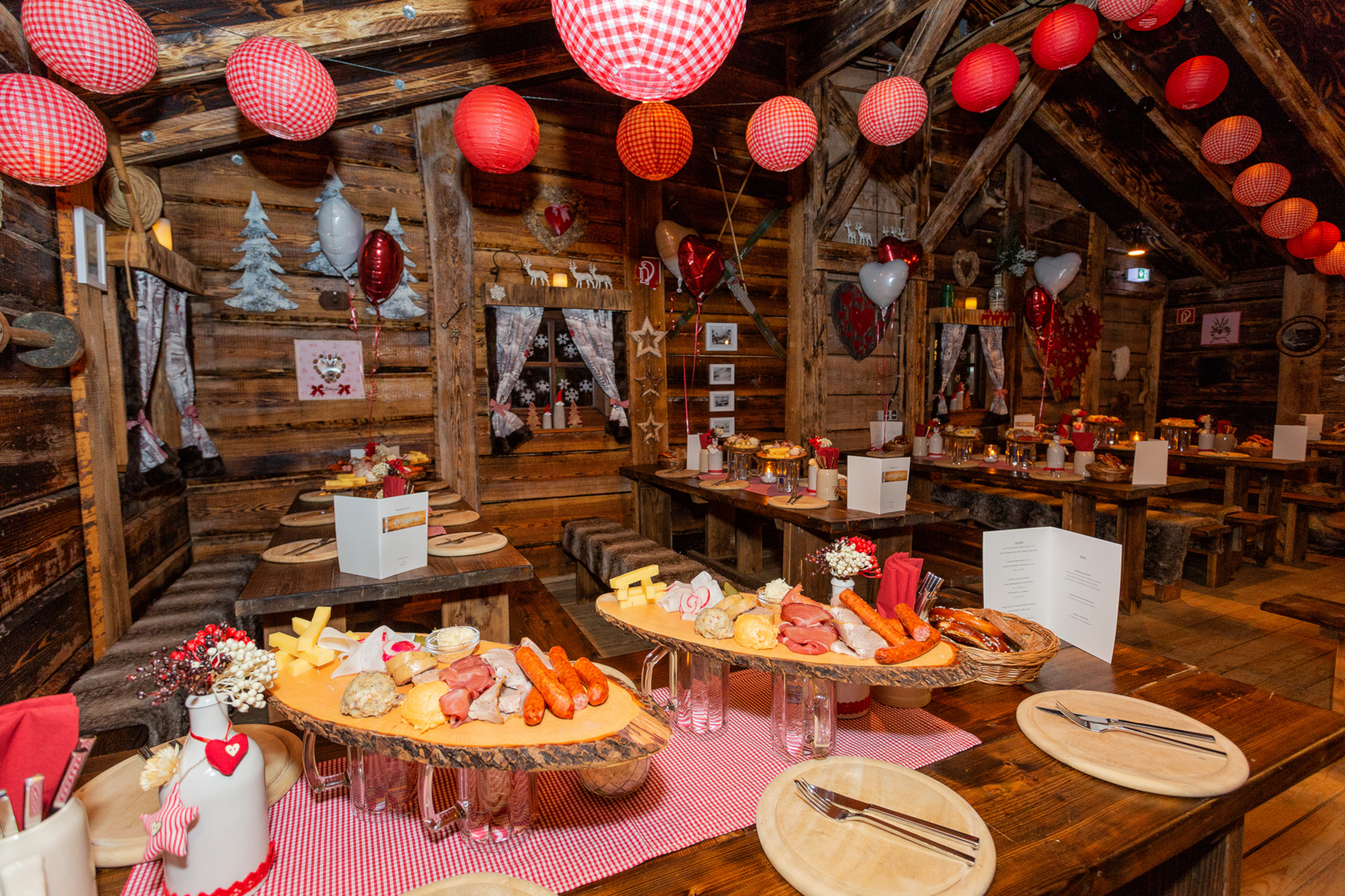 Brotzeit in der ATLANTIC Almhütte