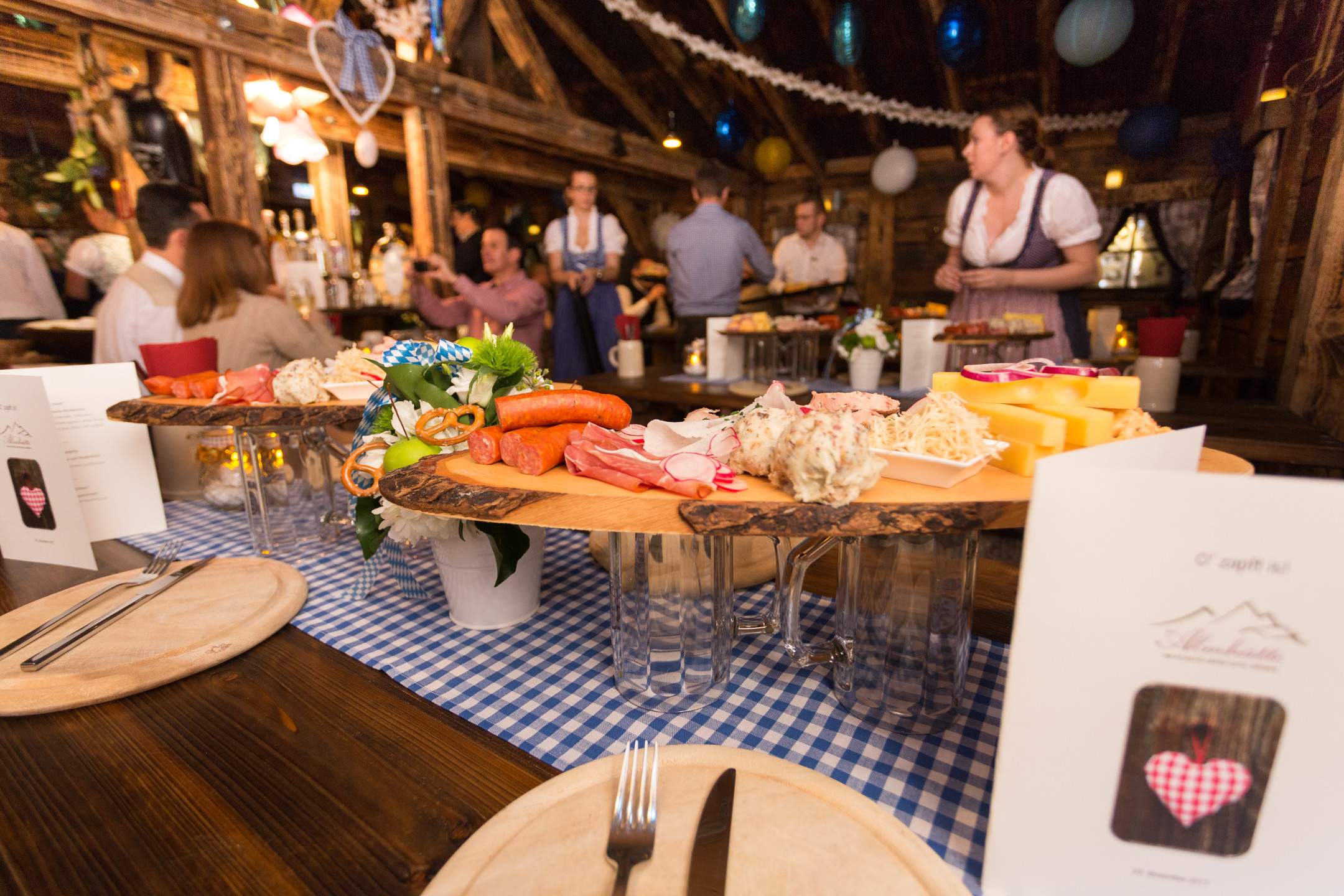 Brotzeit in der Almhütte
