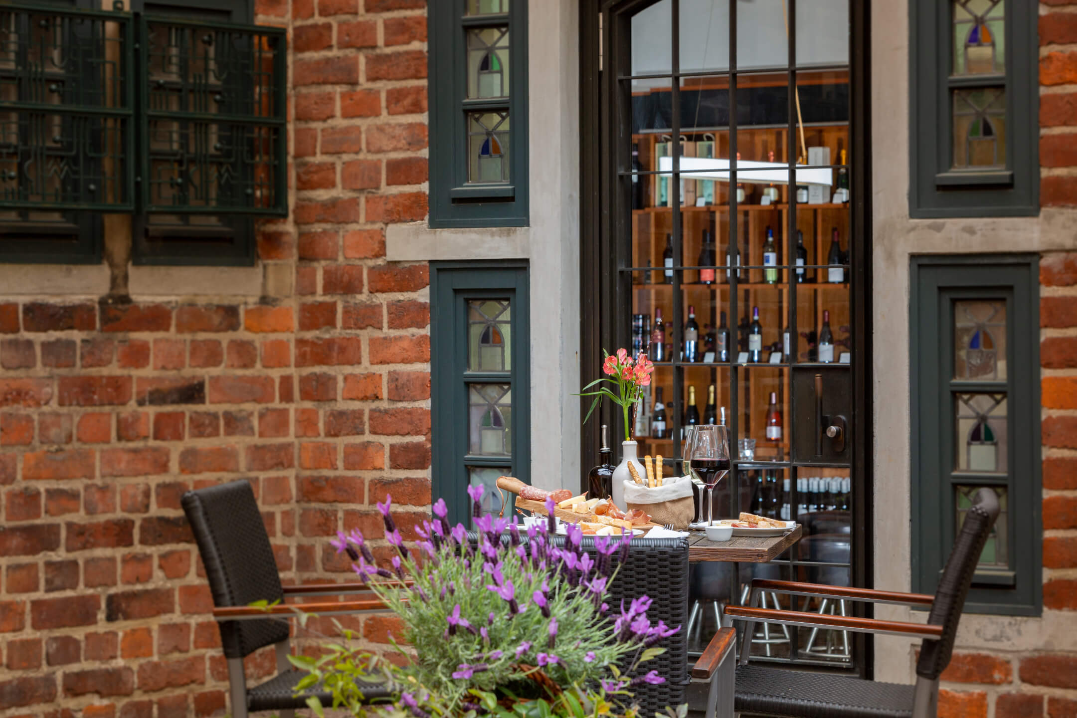 Gedeckter Tisch vor dem Weinkontor & Café