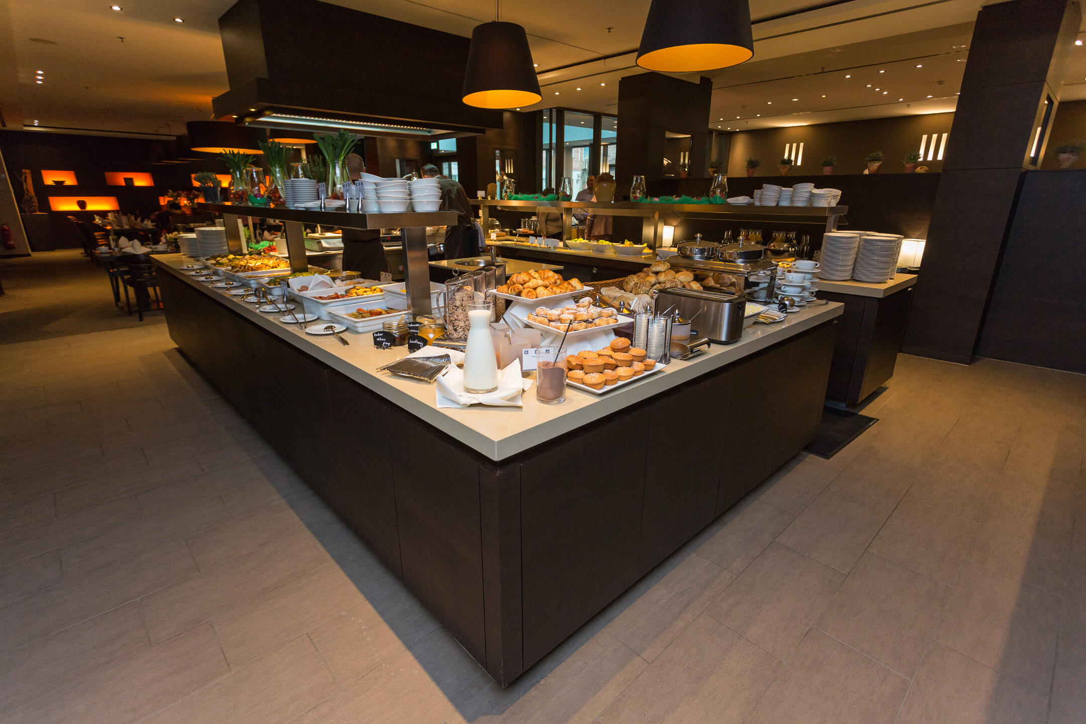 Breakfast buffet at the ATLANTIC Grand Hotel Bremen with pastries, fruit and drinks in a modern ambience.