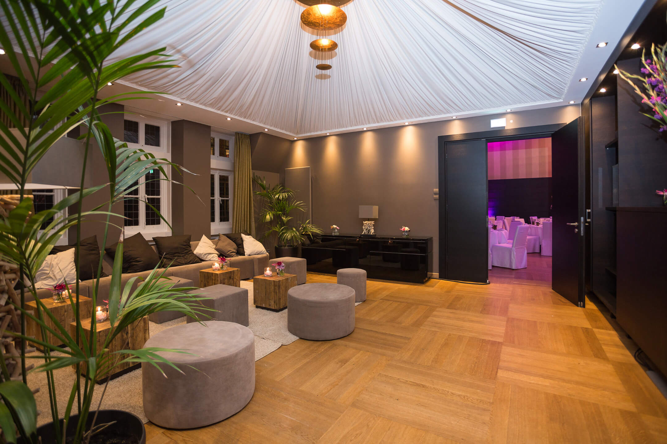 Modern lounge area in the ATLANTIC Grand Hotel Bremen with cozy seating and stylish lighting.