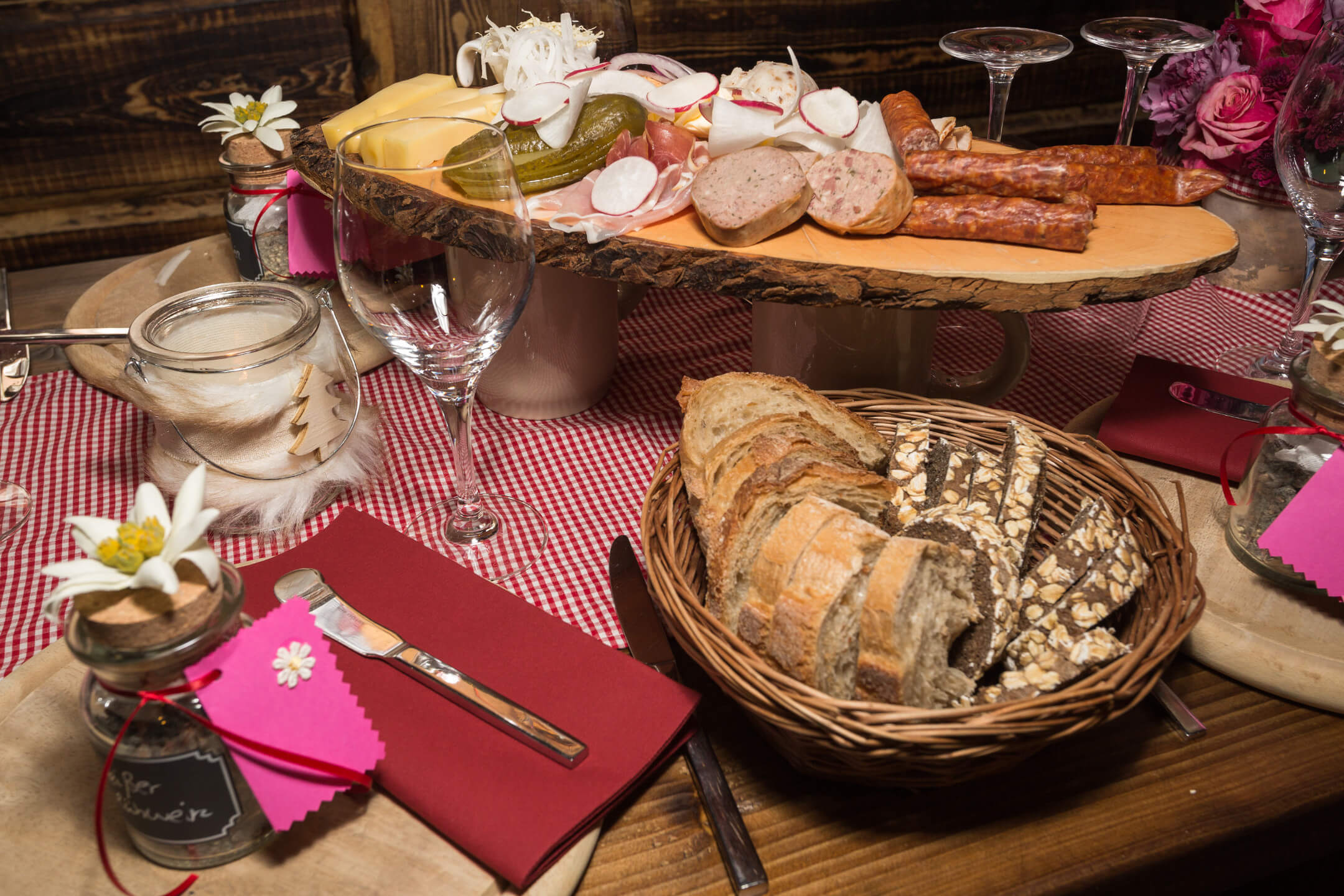 Rustic buffet with cold cuts, cheese, bread and decorative table decorations at the ATLANTIC Grand Hotel Bremen.