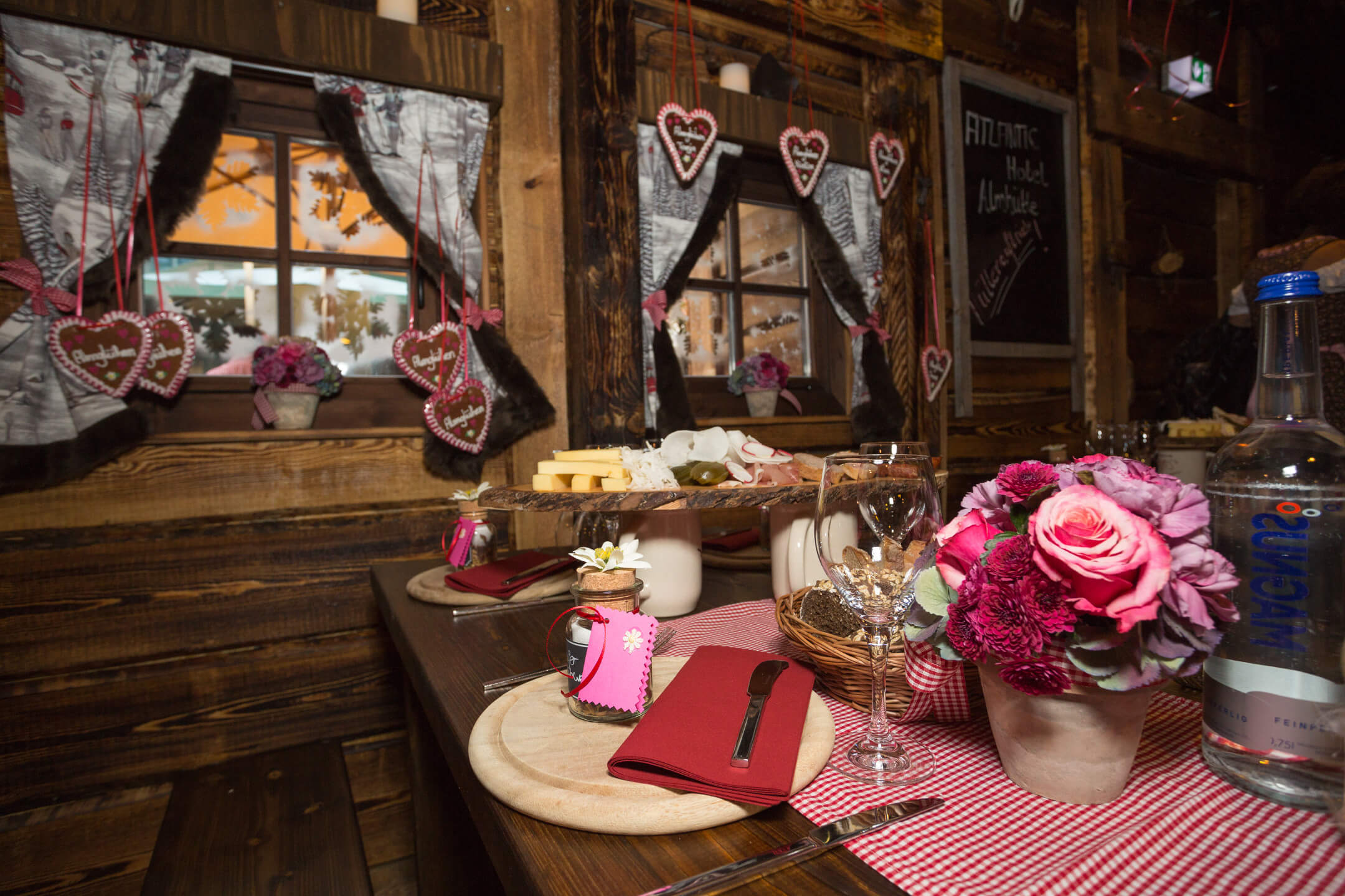 Cozy, rustic table decoration with flowers, glasses and gingerbread hearts at the ATLANTIC Grand Hotel Bremen.