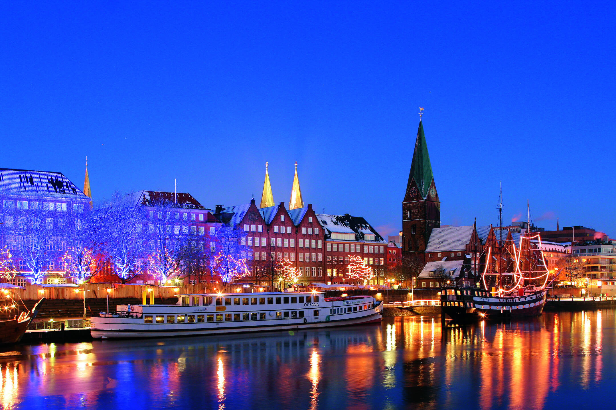 ATLANTIC Grand Hotel Bremen Weser mit Lichter