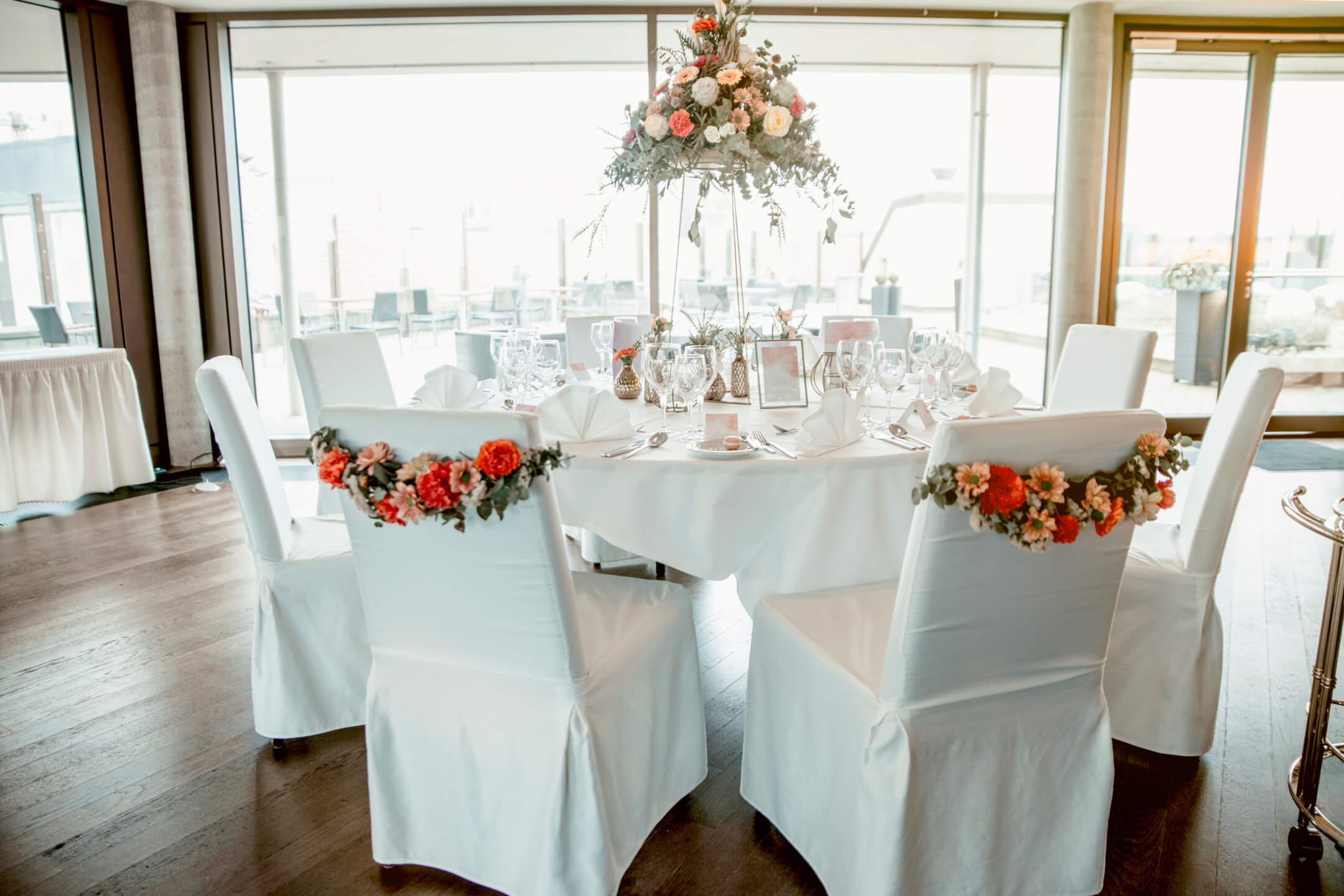 round table with summery flowerdecoration 