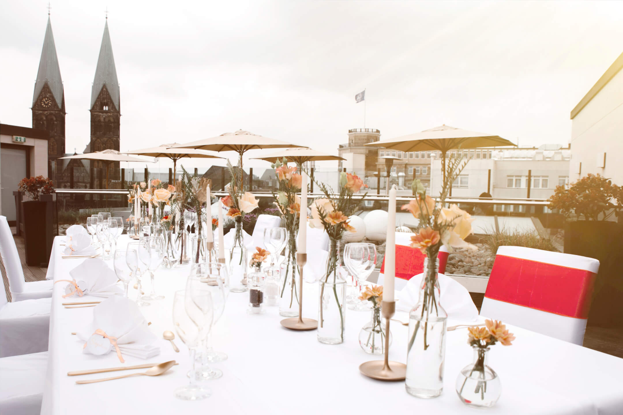 summery weddingdecoration with a view to the bremer cathedral