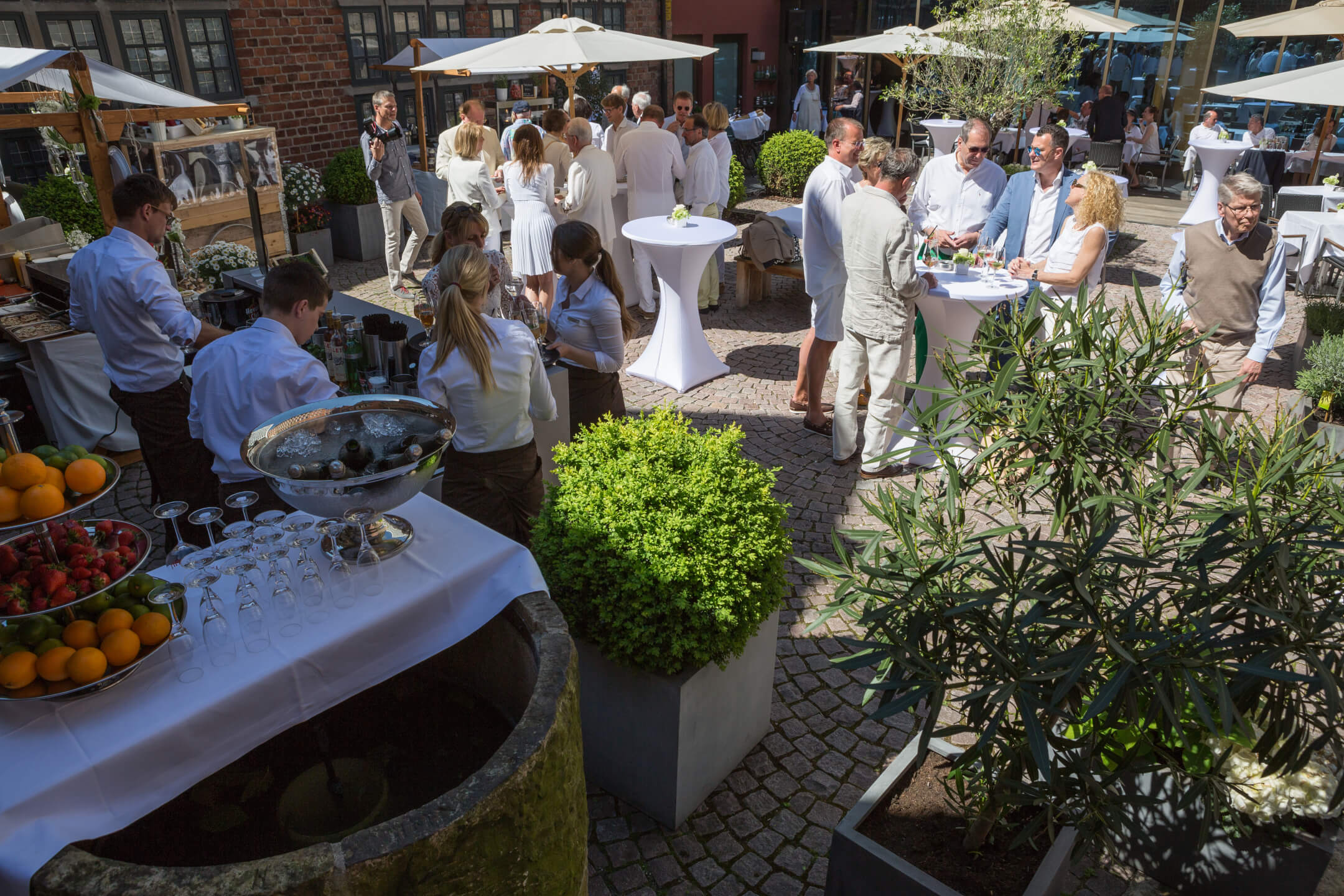 talking guests in the Hofgarten