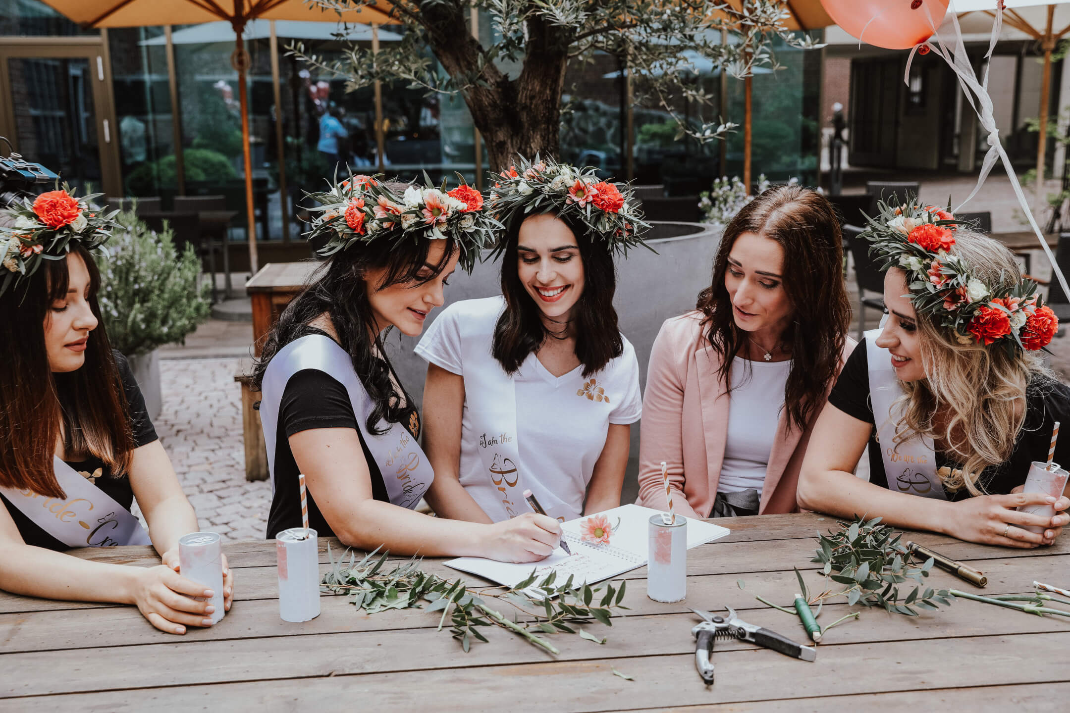 Team Braut beim Blumenkränze binden im Hofgarten 