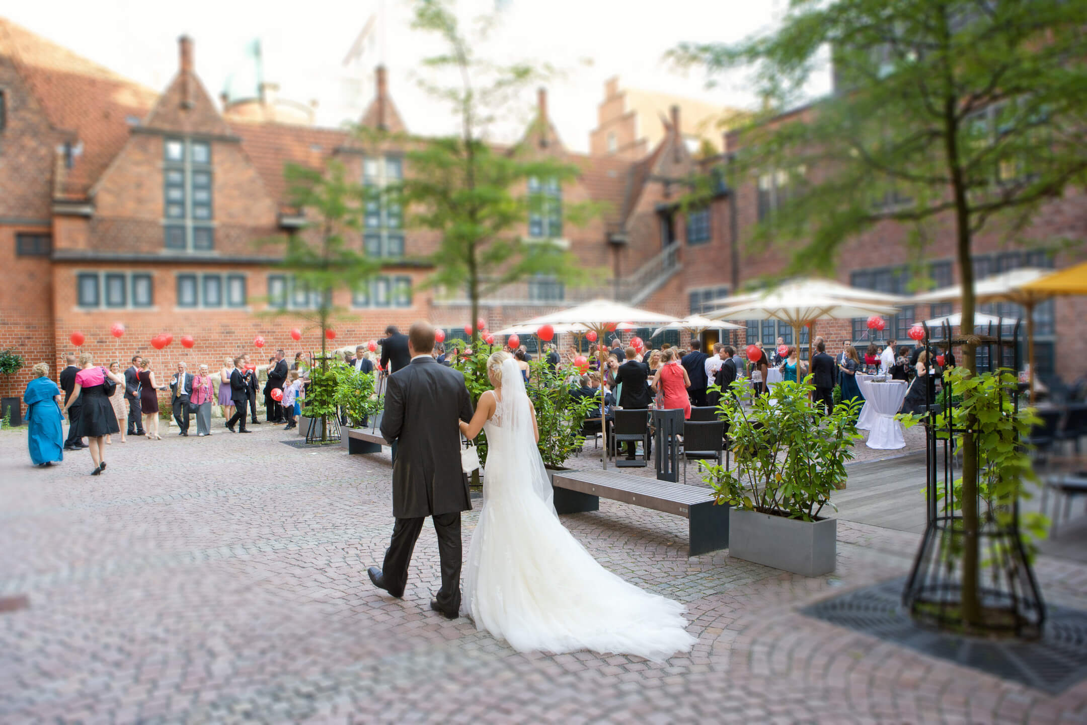 Die Braut betritt der Hofgarten 