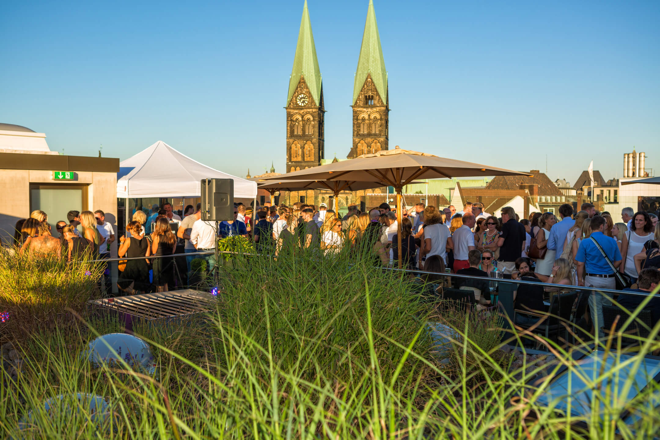 Veranstaltung auf der Dachterrasse, im Hintergrund der Bremer Dom