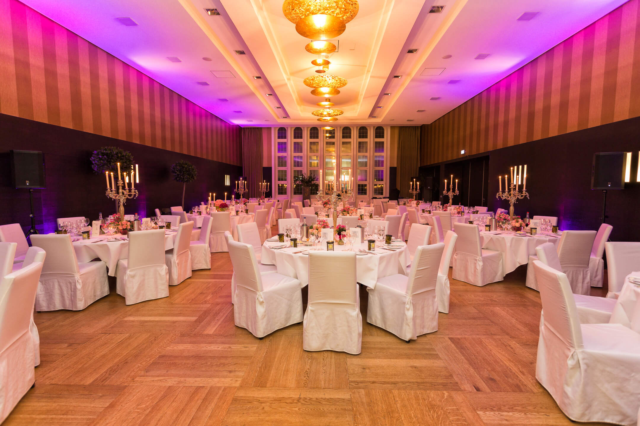 Der goldene Saal im ATLANTIC Grand Hotel Bremen mit runden Tischen 