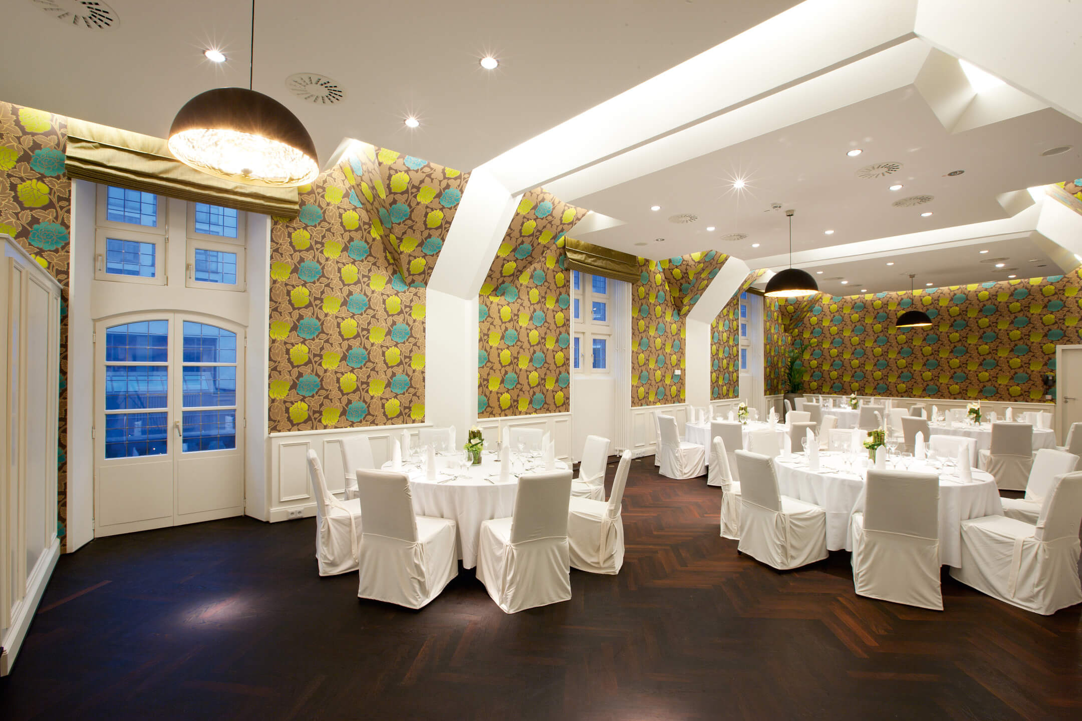 clear white decorated table in the Scotland Saal