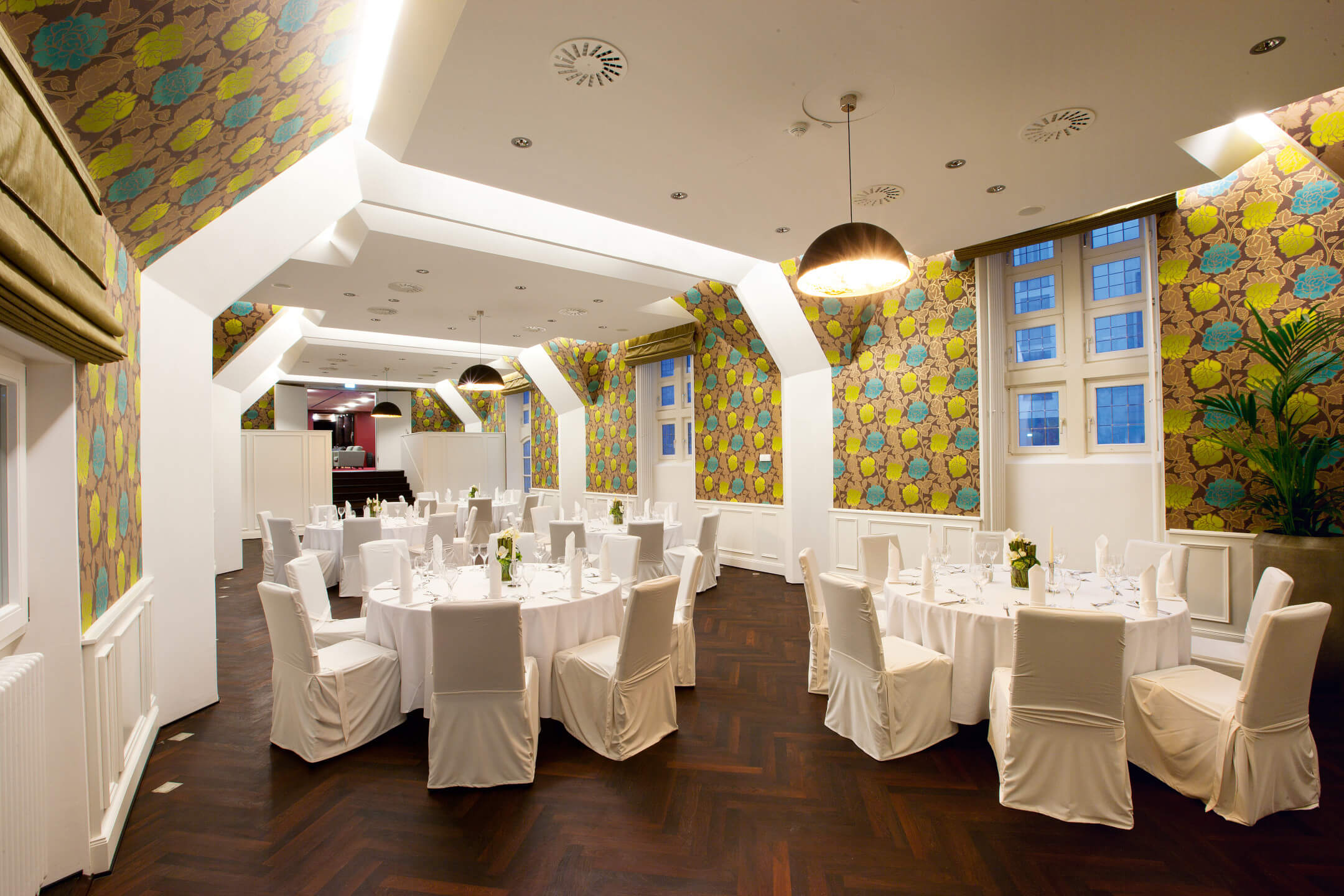 decorated round table in the Scotland Saal