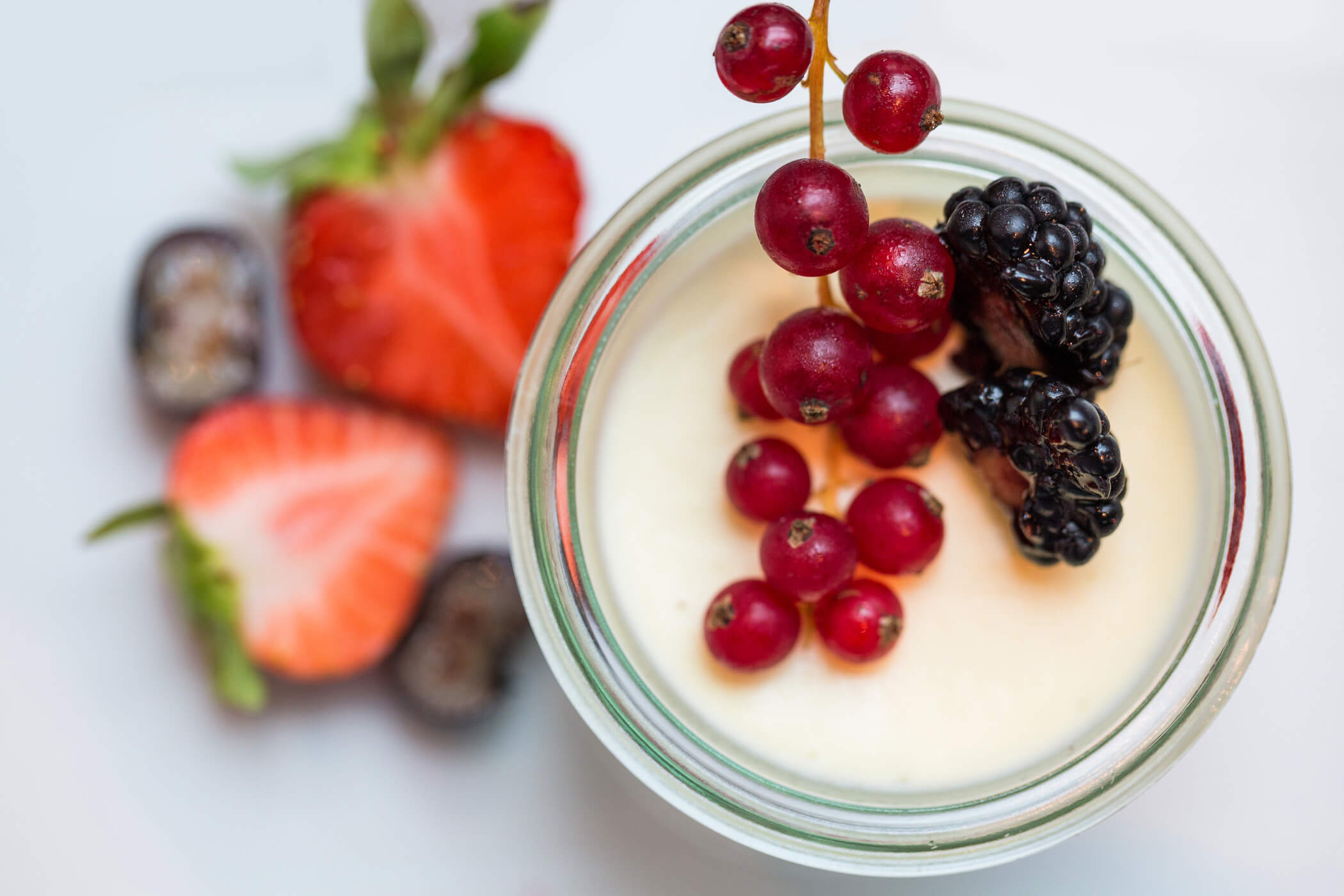 Dessert mit roten Beeren