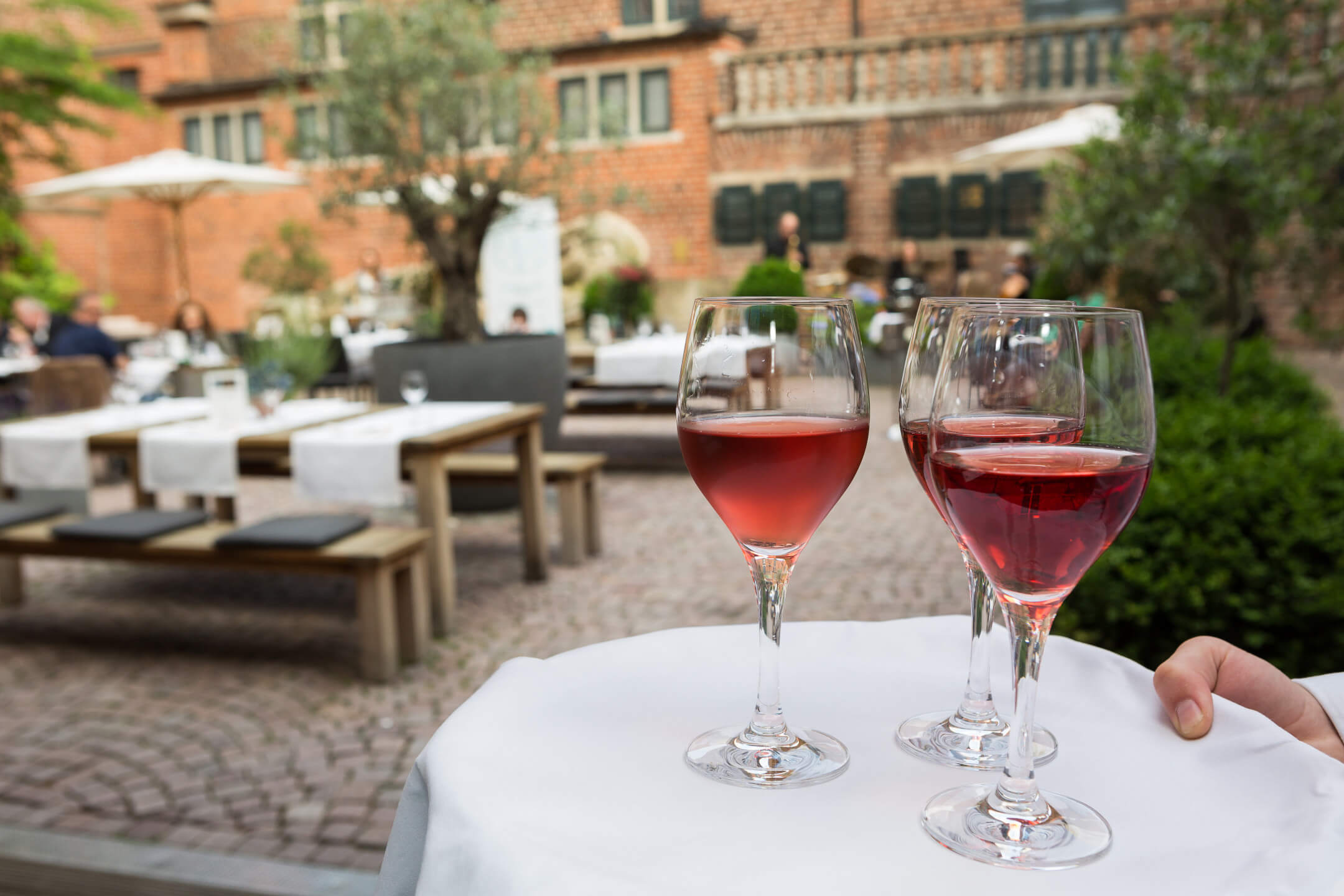 tablet with filled wine glases in the Hofgarten