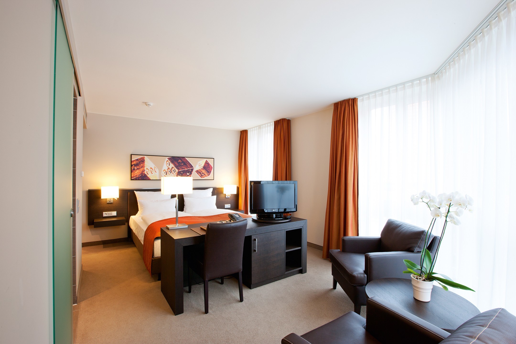Innenansicht des Sitzbereiches des Executive Zimmers im ATLANTIC Grand Hotel in Bremen