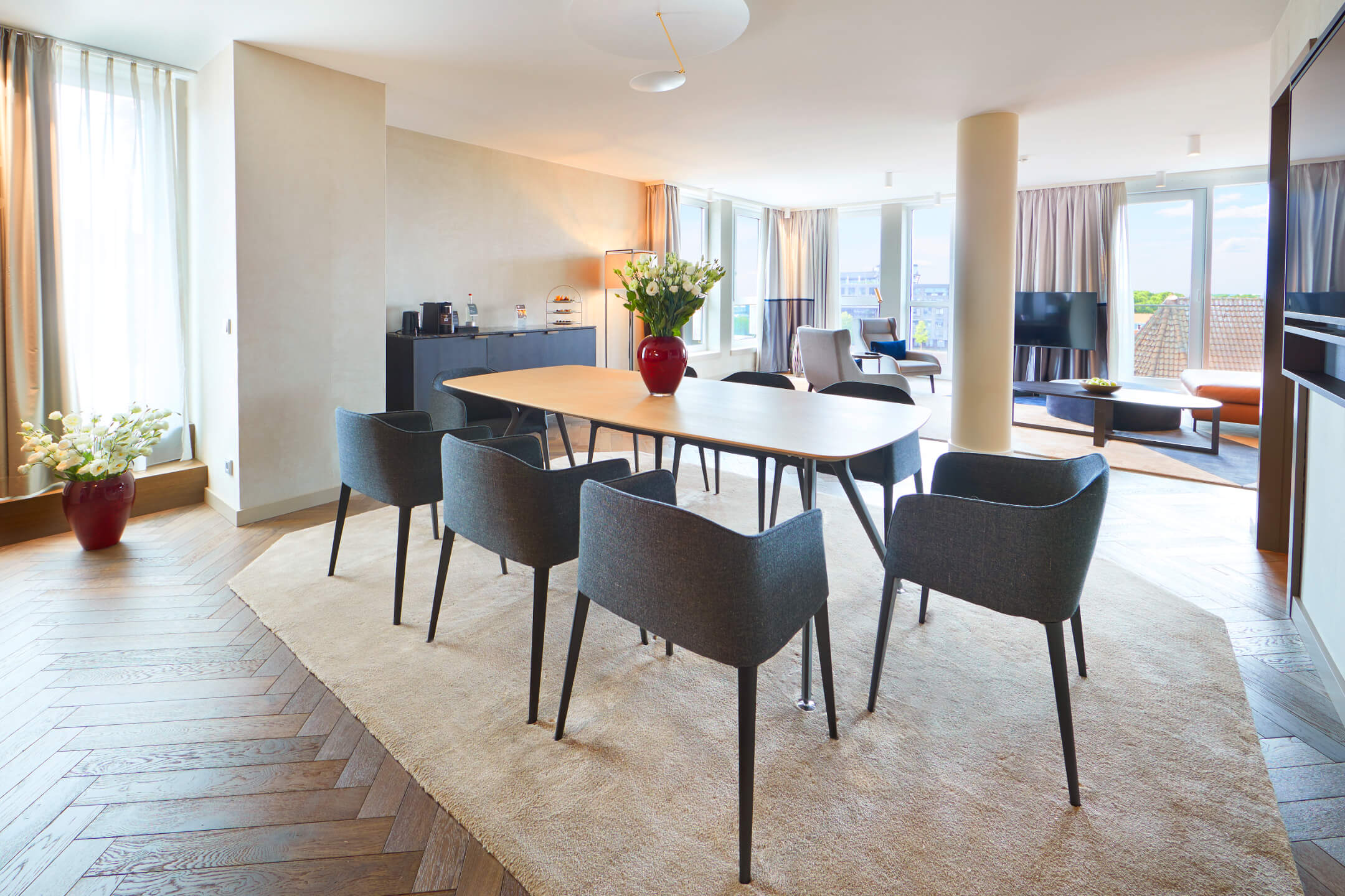 Essbereich der Grand Suite im Atlantic Grand Hotel Bremen Helle Suite im ATLANTIC Grand Hotel Bremen mit Esstisch, modernen Stühlen, großen Fenstern und stilvoller Einrichtung.