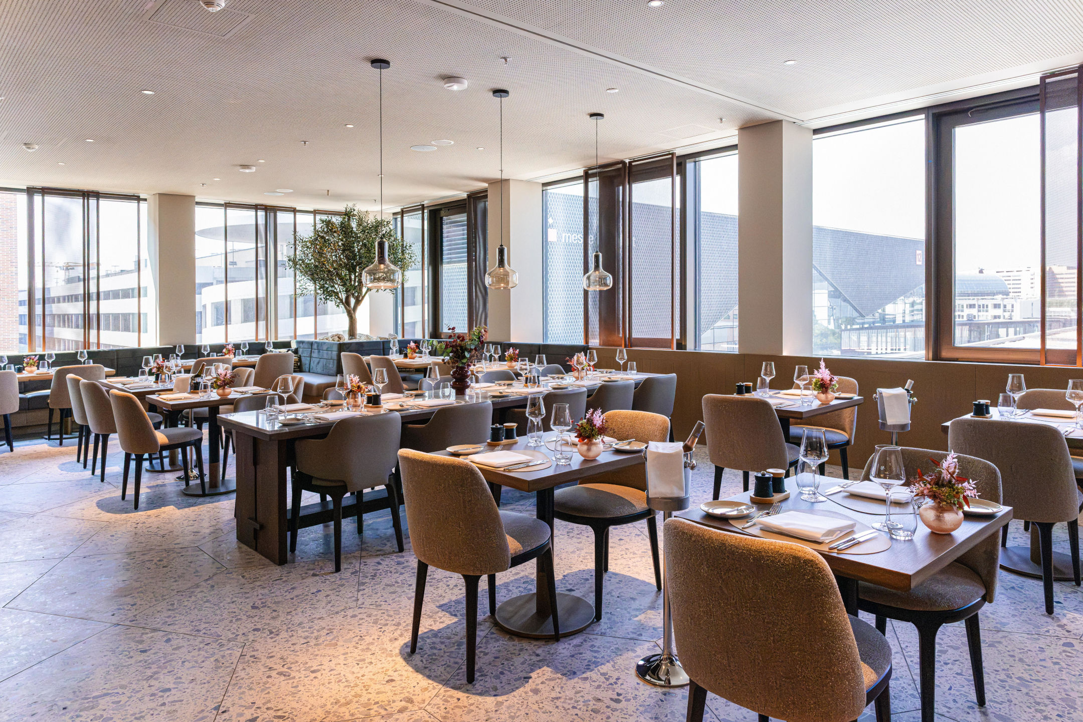 Helles modernes Restaurant mit Blick auf die Frankfurter Messe.