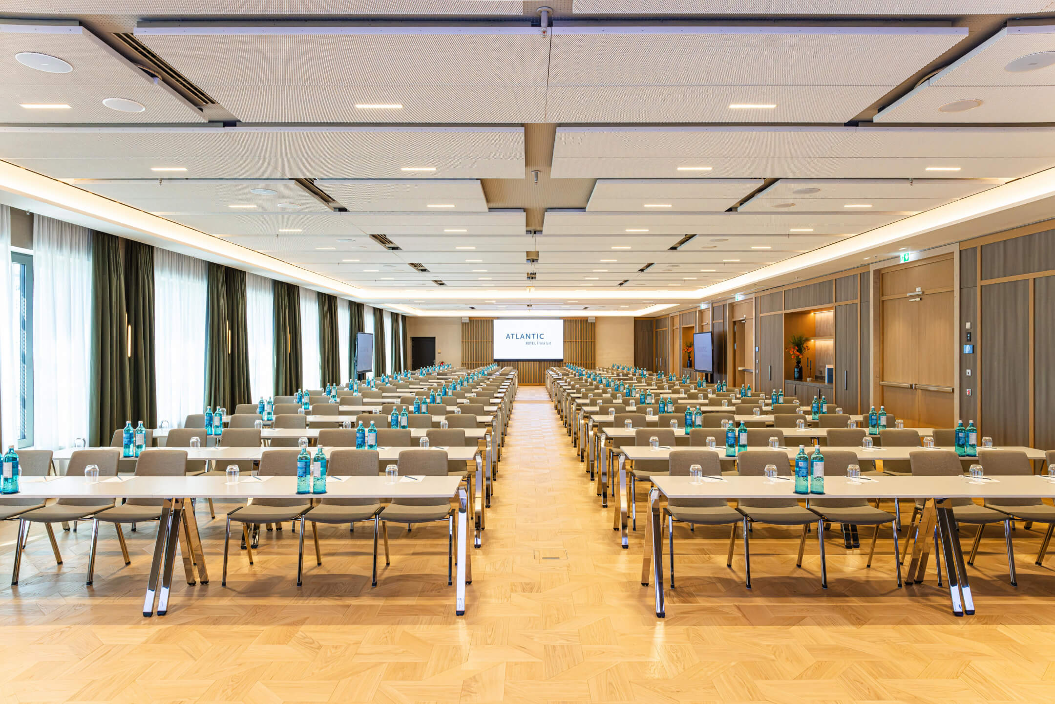 Konferenzsaal im ATLANTIC Hotel Frankfurt Großer und heller Konferenzsaal parlamentarisch gestellt für bis zu 400 Personen