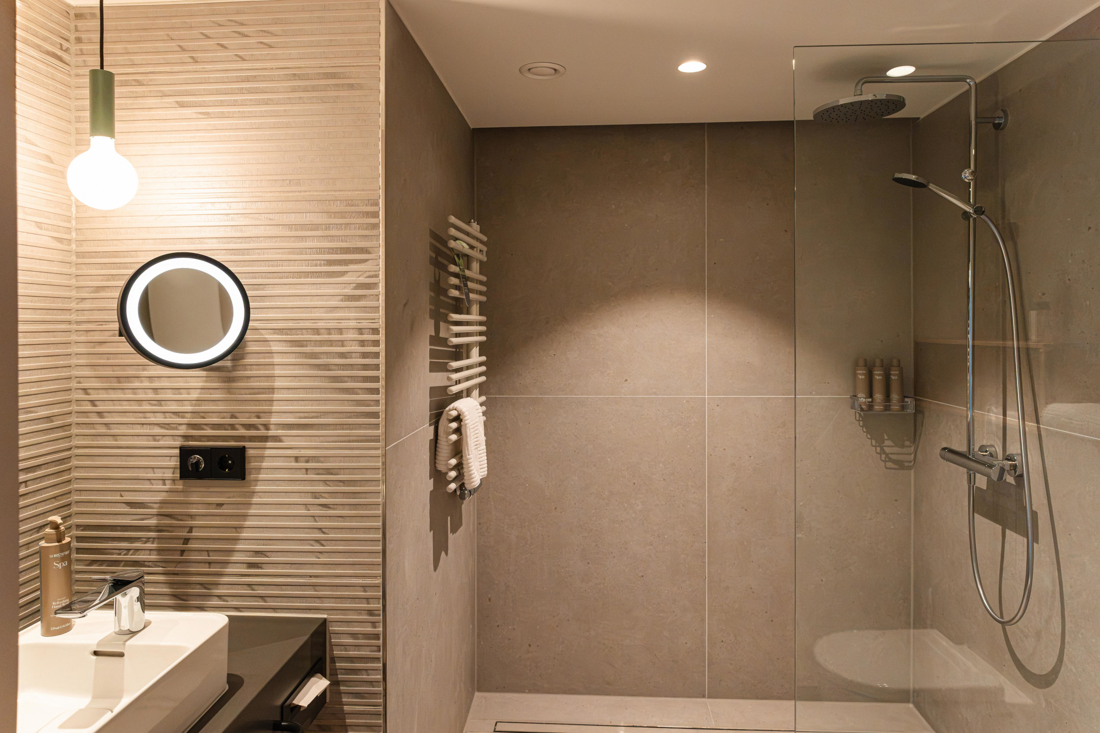 Große Regendusche im Badezimmer.