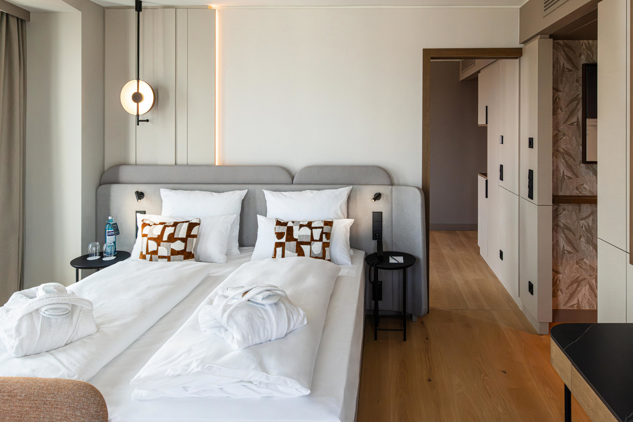 Bequemes Doppelbett in der Skyline Suite.