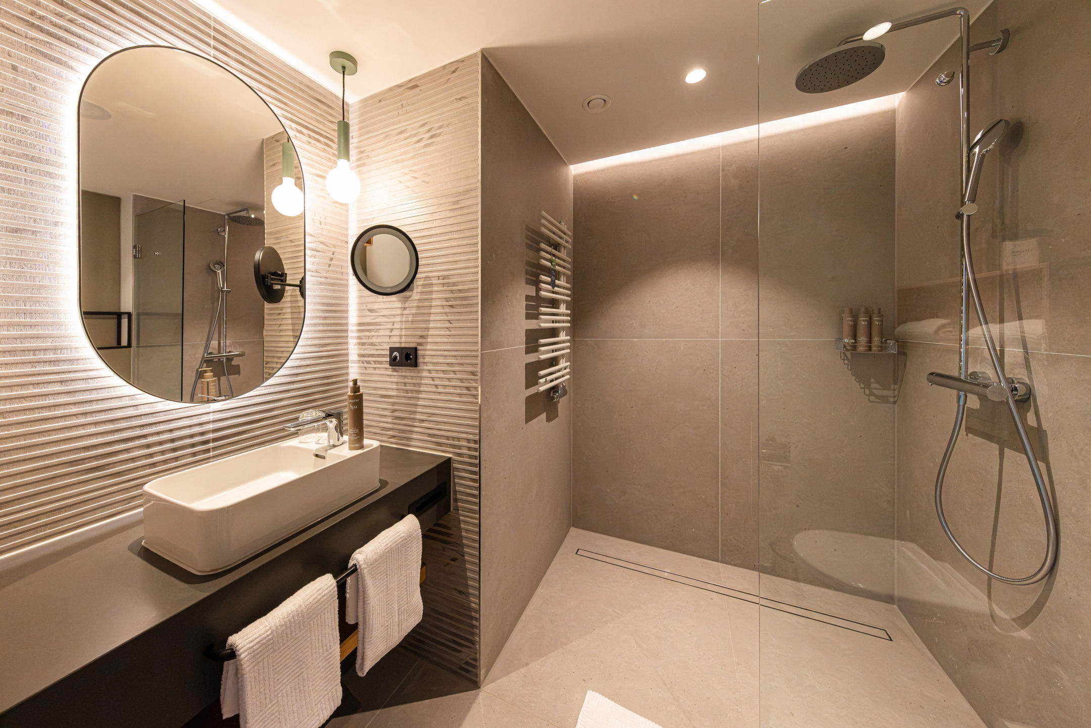 Bodentiefe Regendusche, im modernen Badezimmer.