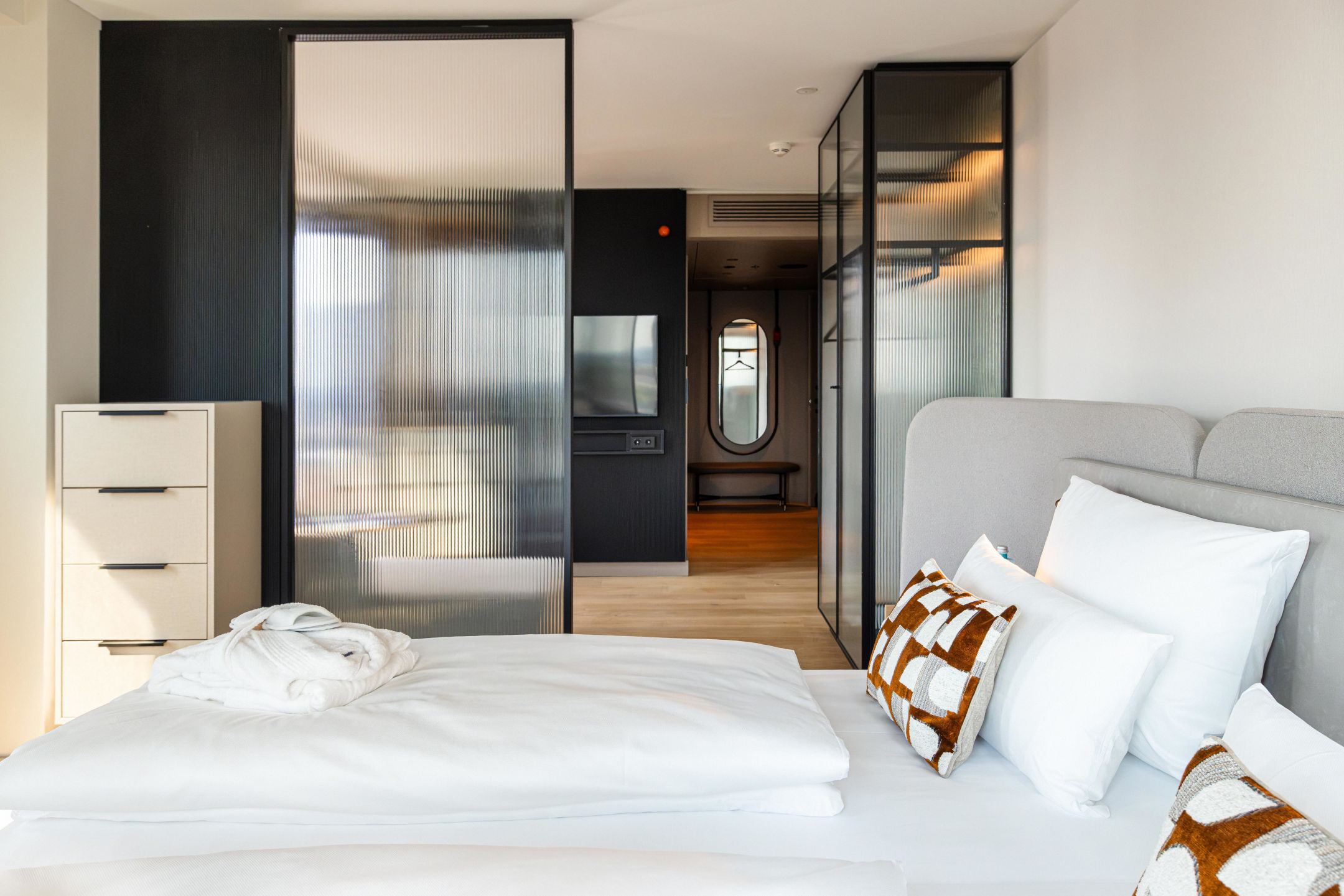 Blick vom Bett ins Zimmer mit Fernseher.