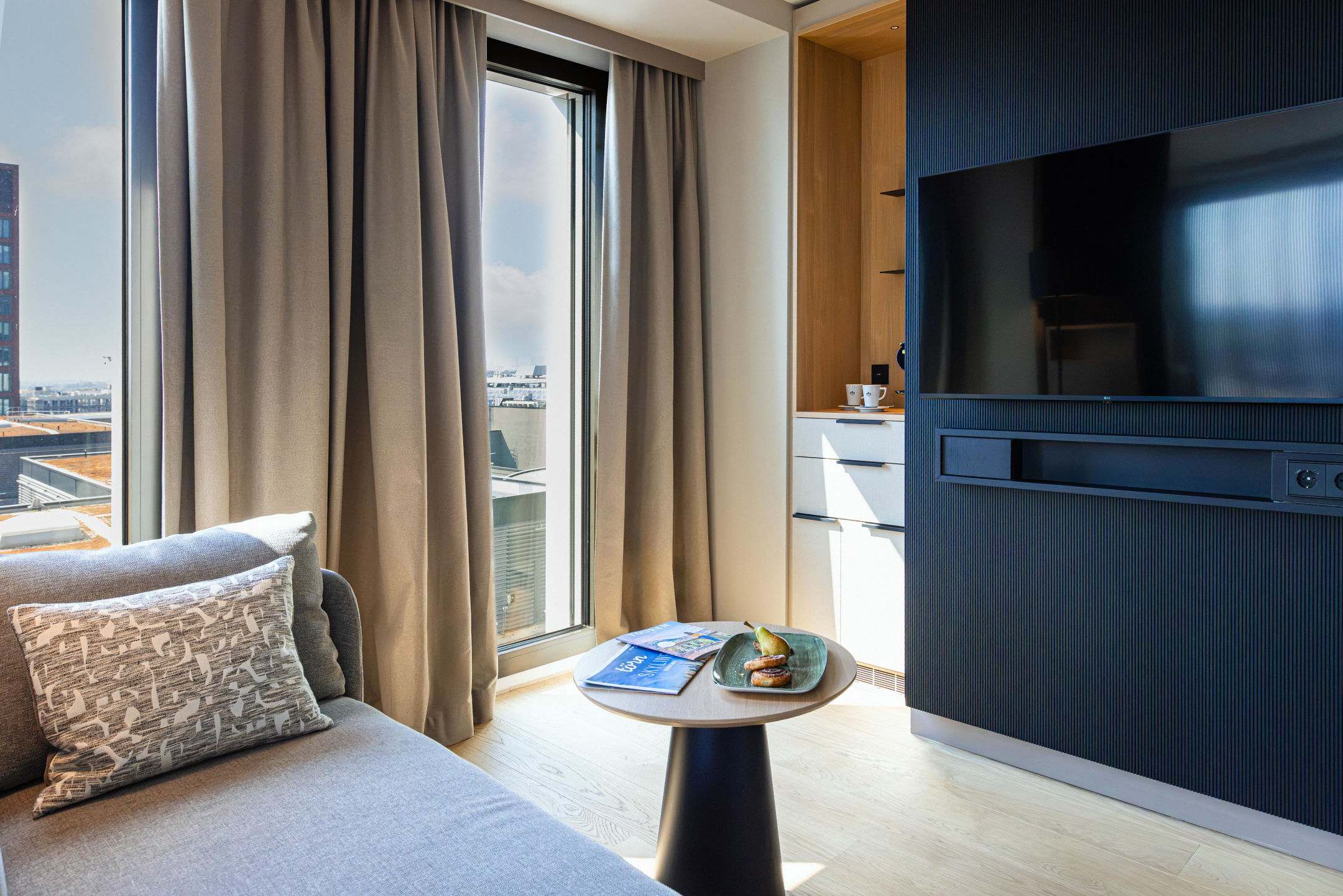 Bequeme Sitzecke mit Ausblick und Blick auf den Fernseher.