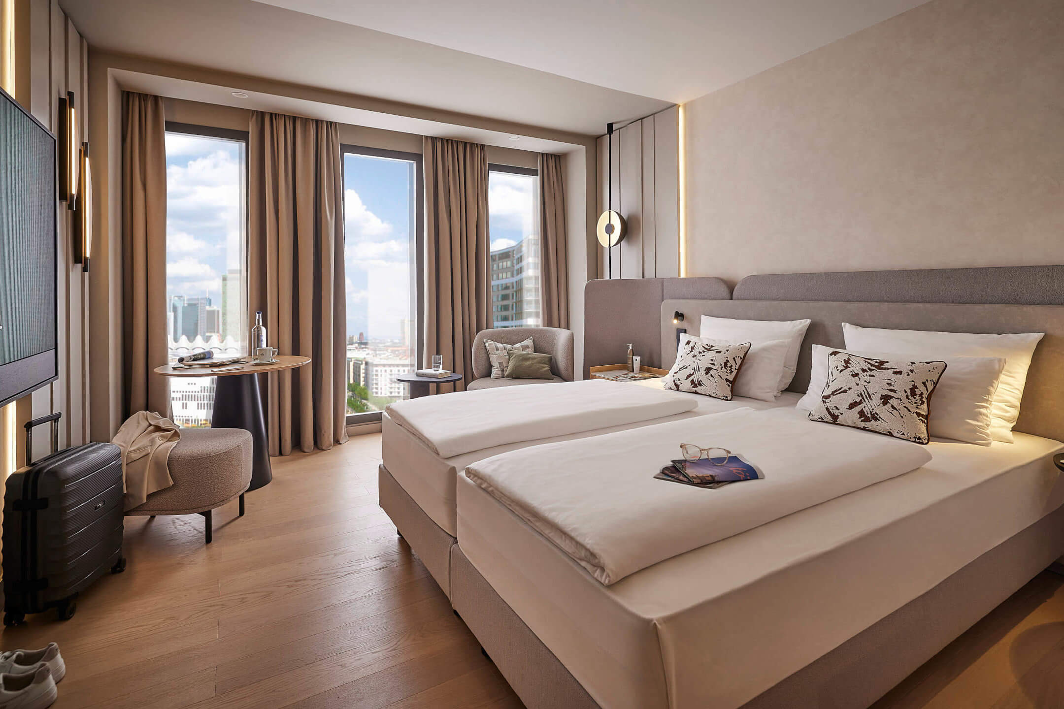 belebtes Zimmer mit Blick zum Fenster| ATLANTIC Hotel Frankfurt