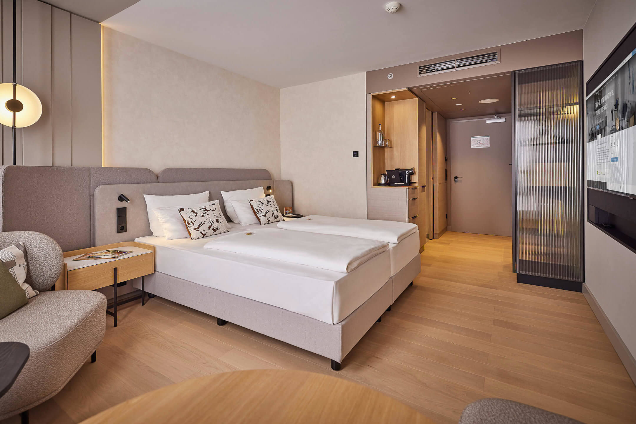 Zimmer mit Blick zur Tür | ATLANTIC Hotel Frankfurt