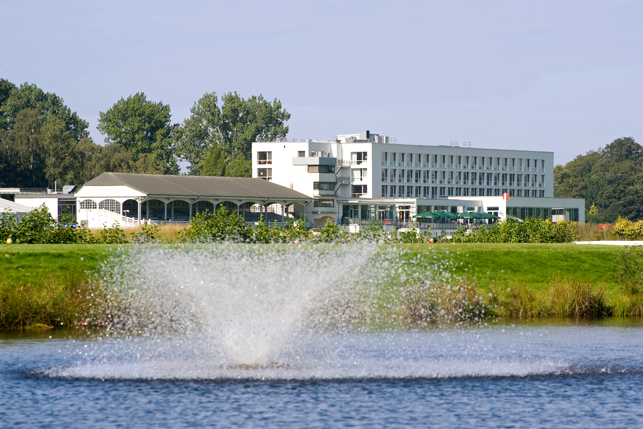 Außenansicht des ATLANTIC Hotel Galopprennbahn Bremen mit seinen schönen Grünanlagen