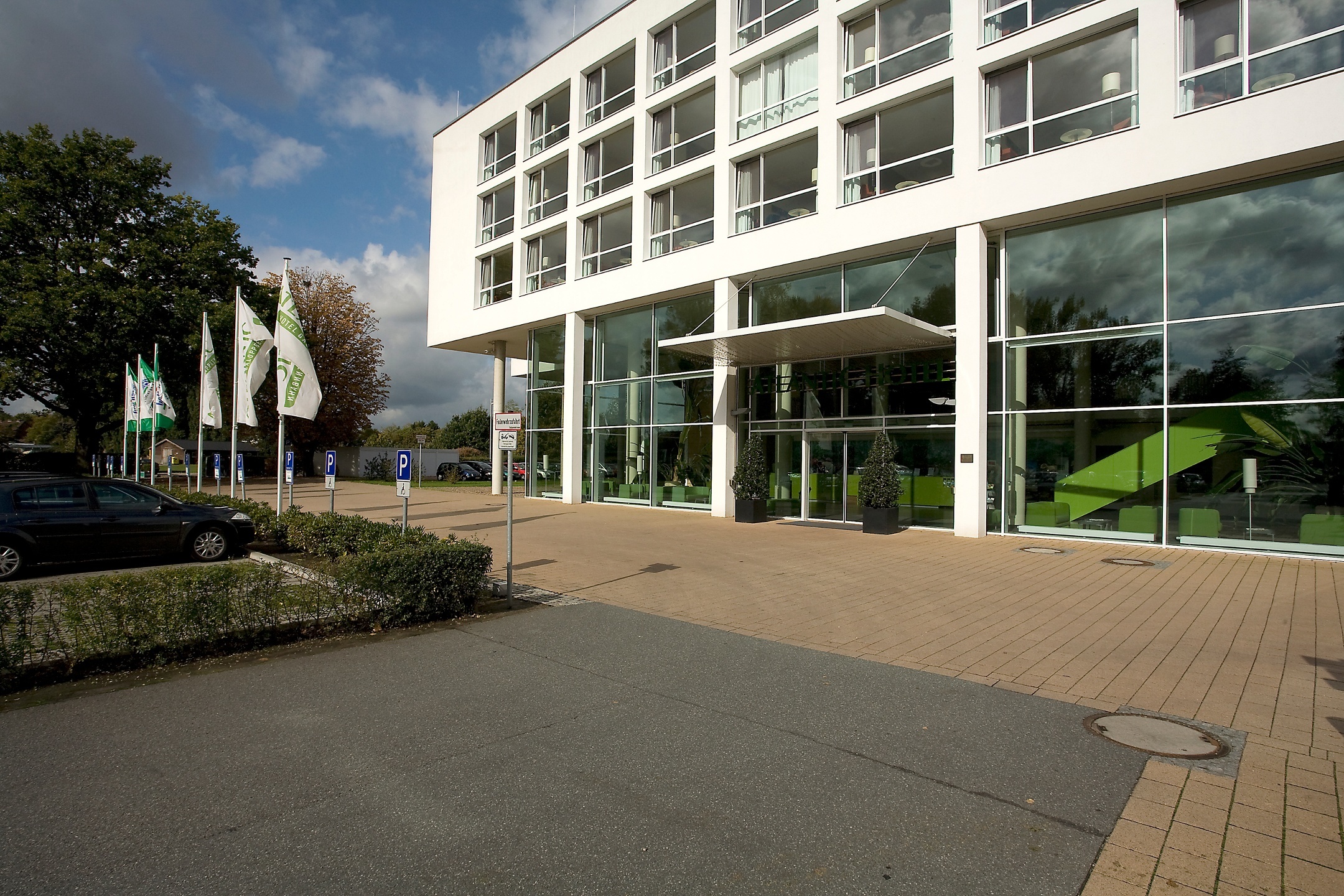  Parkplatz vor dem ATLANTIC Hotel Galopprennbahn in Bremen