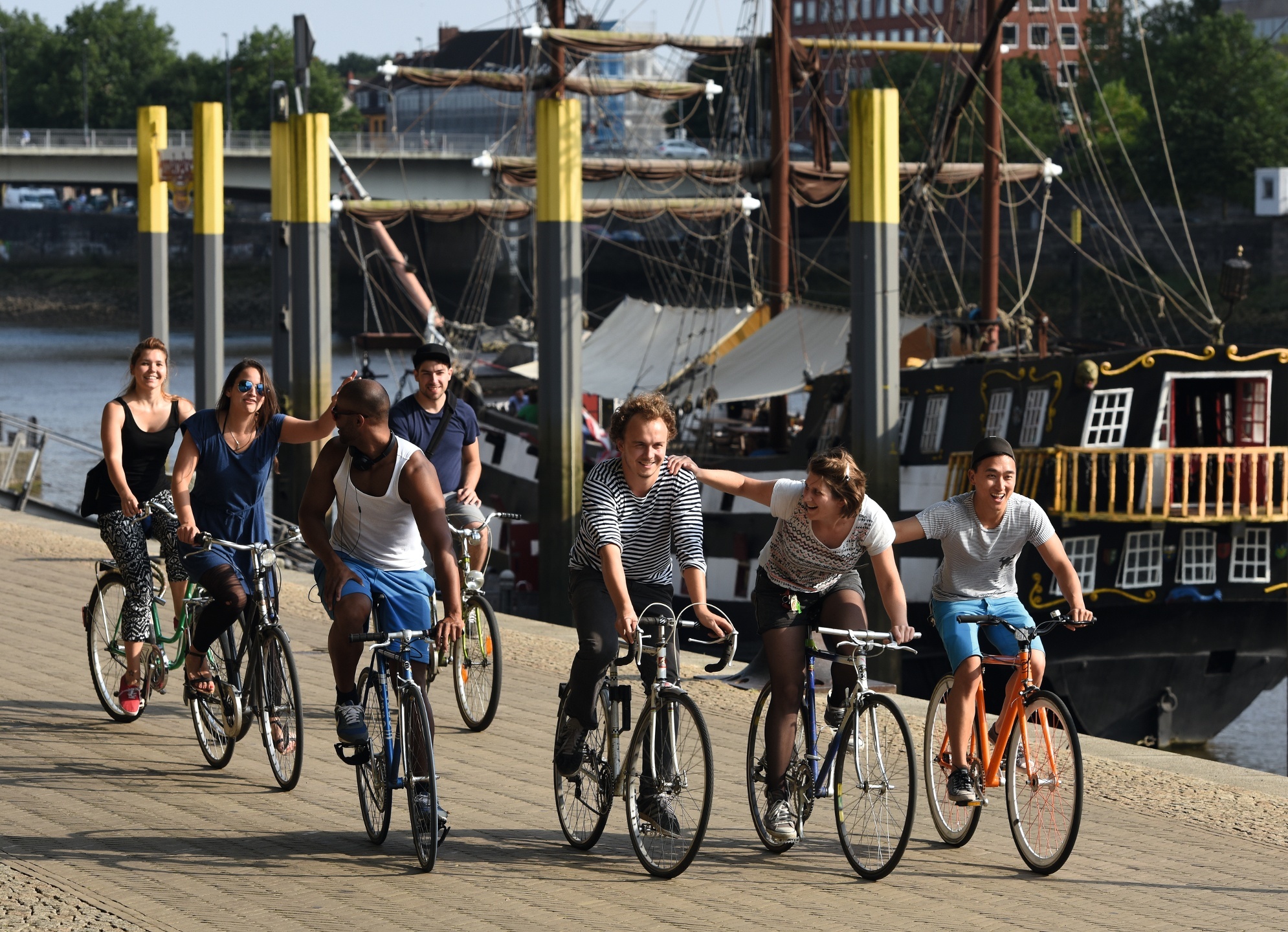 Radfahrende Gäste des ATLANTIC Hotel Galopprennbahn in Bremen