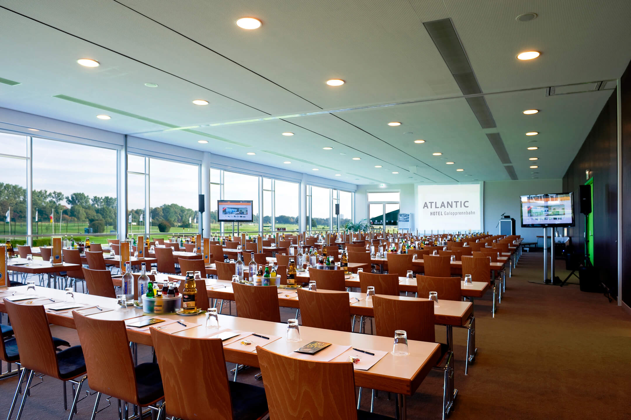 Function rooms St. Andrews and Augusta with a view onto green