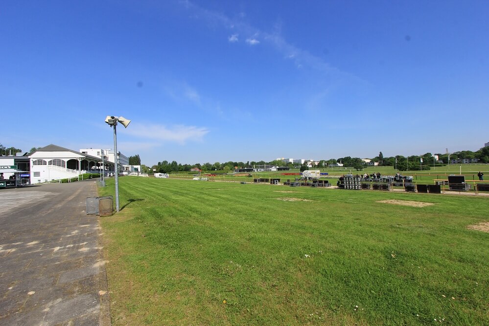 view form the platform oer the racetrack