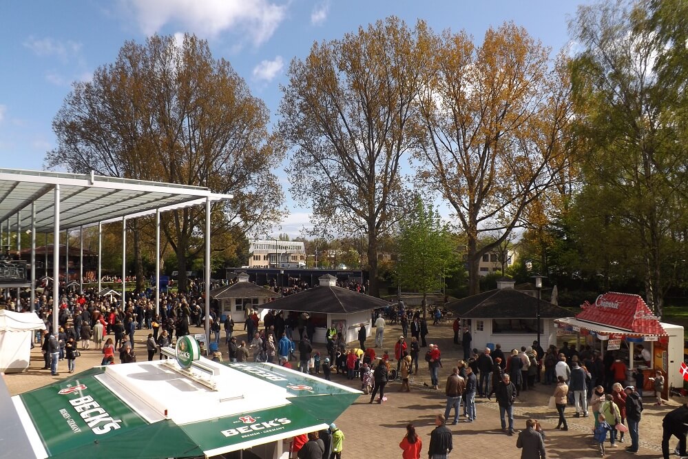 Viele Besucher auf der Terrasse