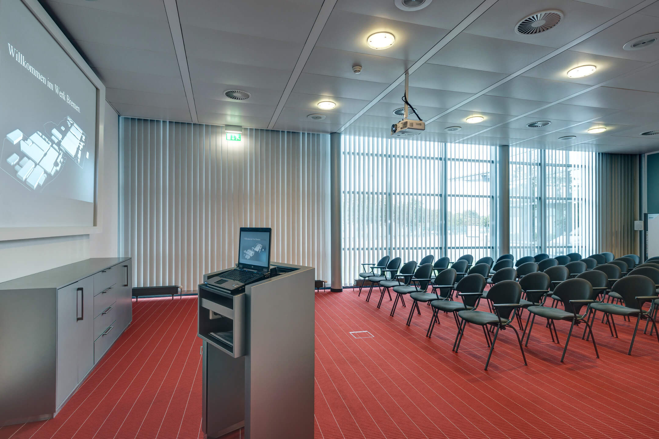 Großer Medienraum im Mercedes-Benz Kundencenter